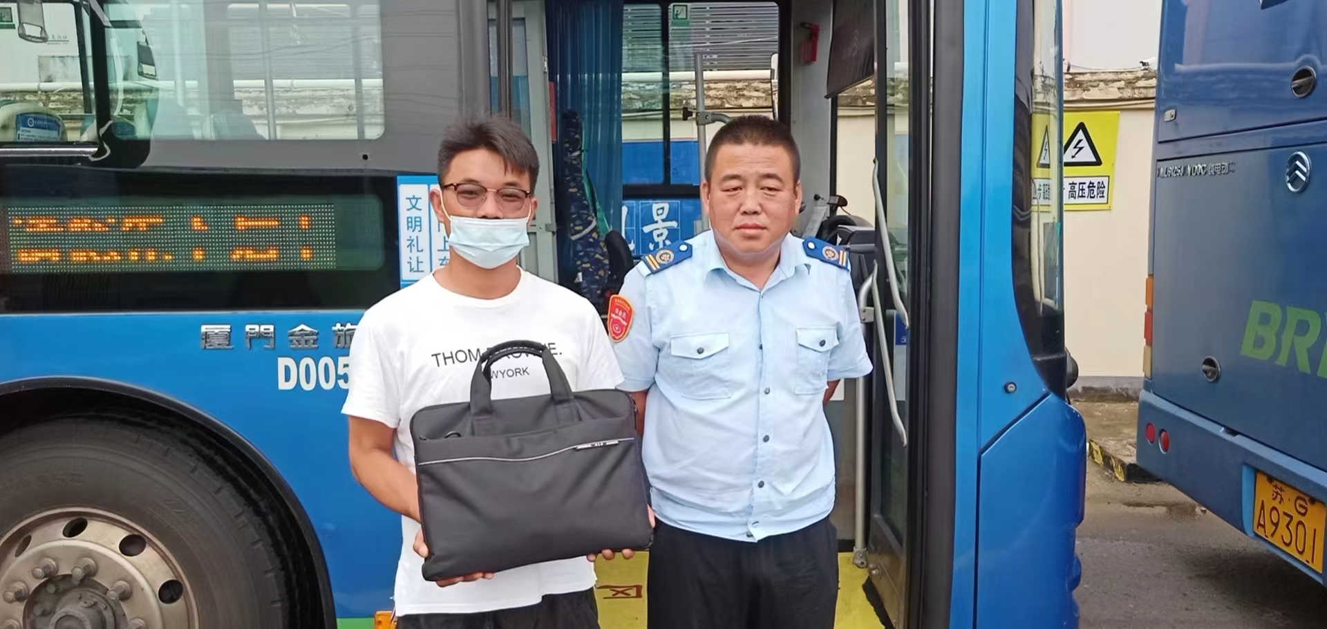 快速公交事業(yè)部調度員葛彥含幫助乘客 找回丟失的筆記本電腦獲感謝