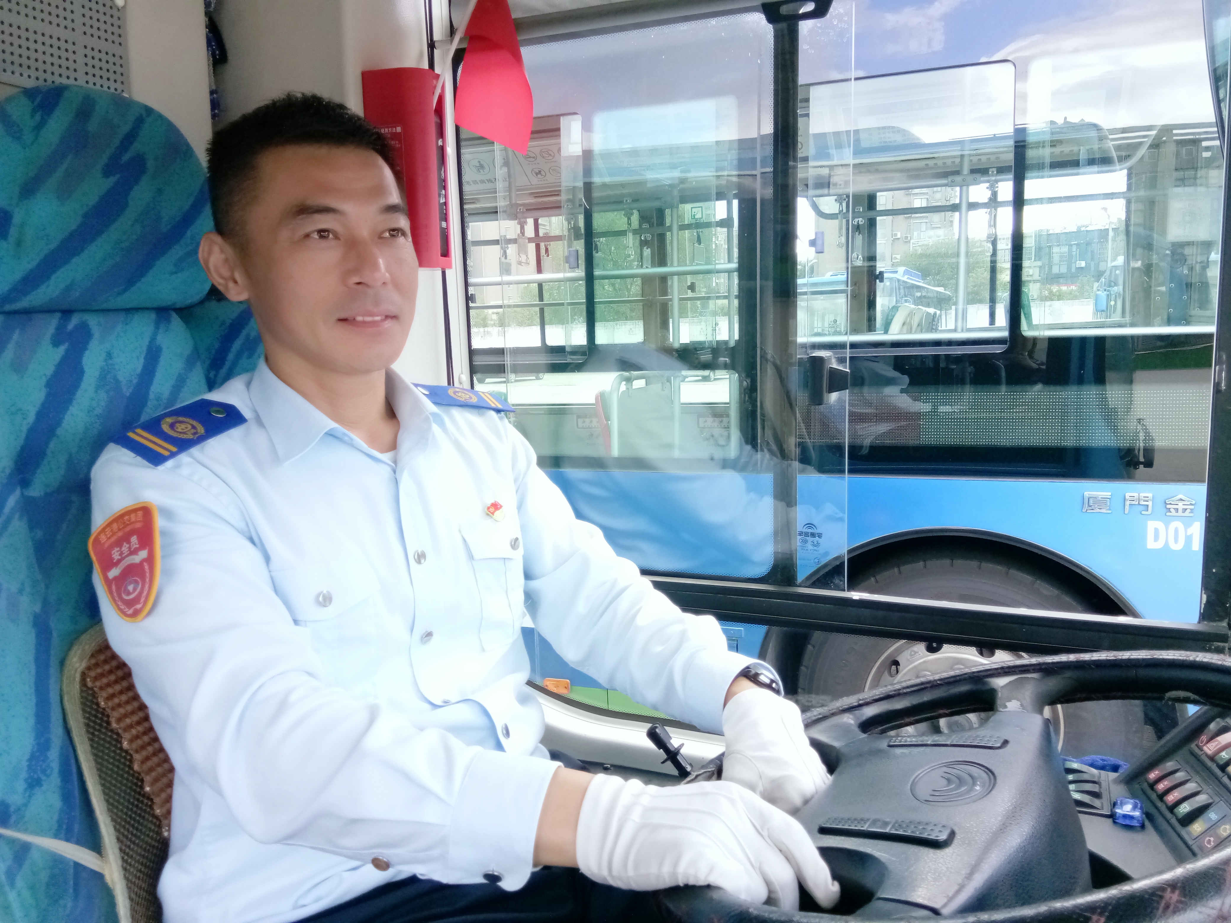 公交集團B12線(xiàn)駕駛員劉園見(jiàn)義勇為獲省交通運輸協(xié)會(huì )表彰