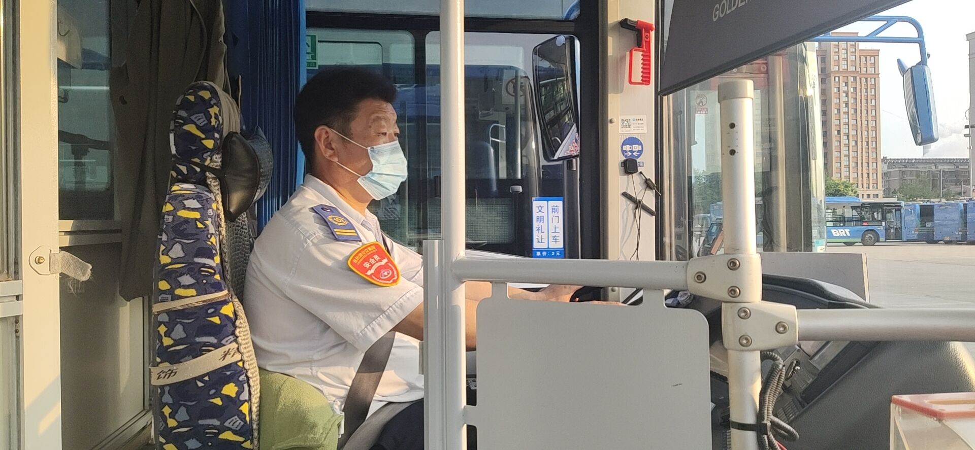 公交事業(yè)一部7路駕駛員趙海軍拾金不昧受表?yè)P