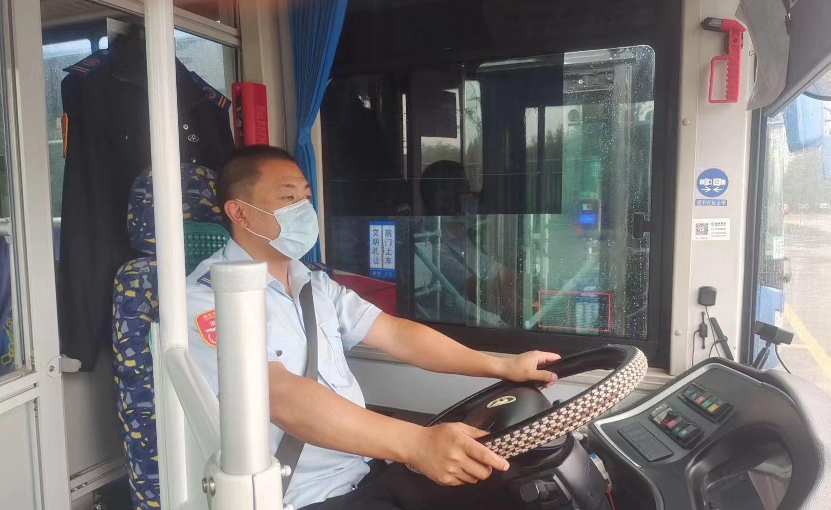 公交事業(yè)一部15路駕駛員王丙全拾金不昧受表?yè)P