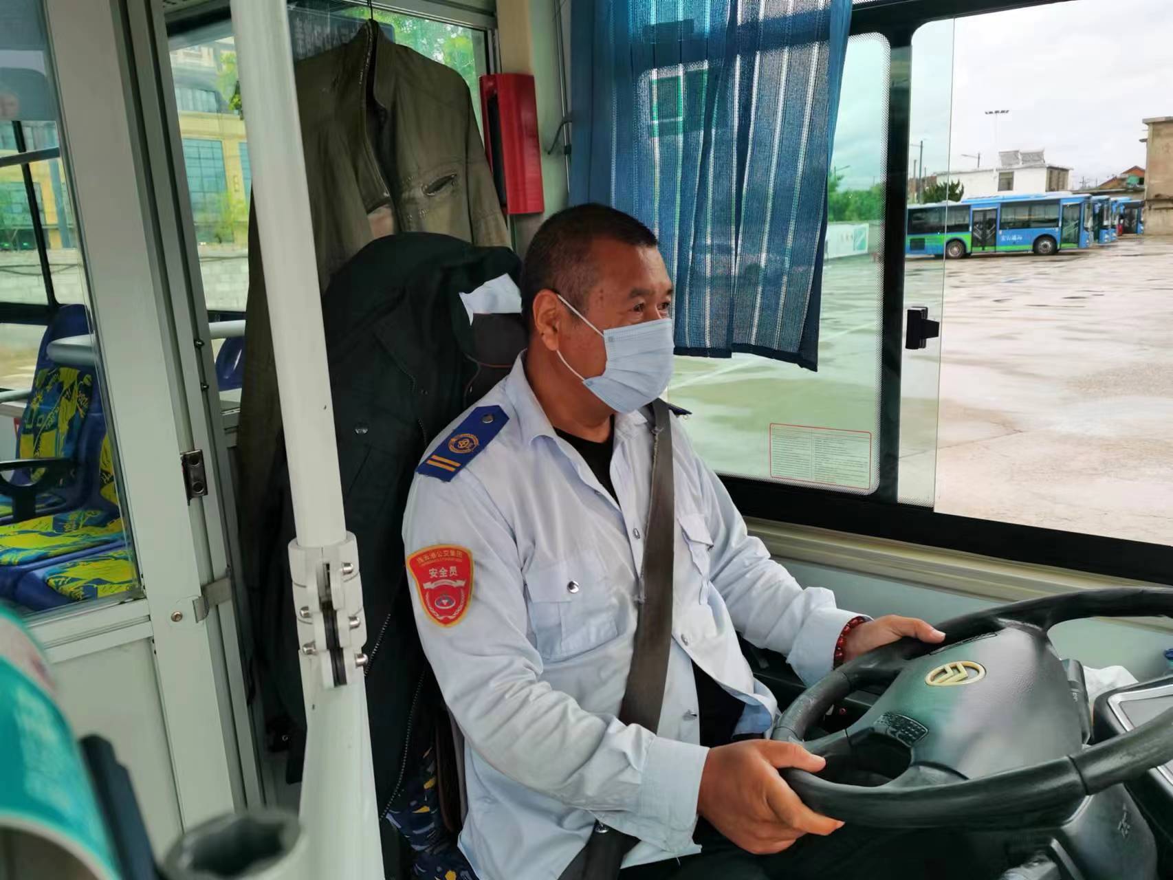 公交事業(yè)一部15路駕駛員張永泉拾金不昧受表?yè)P