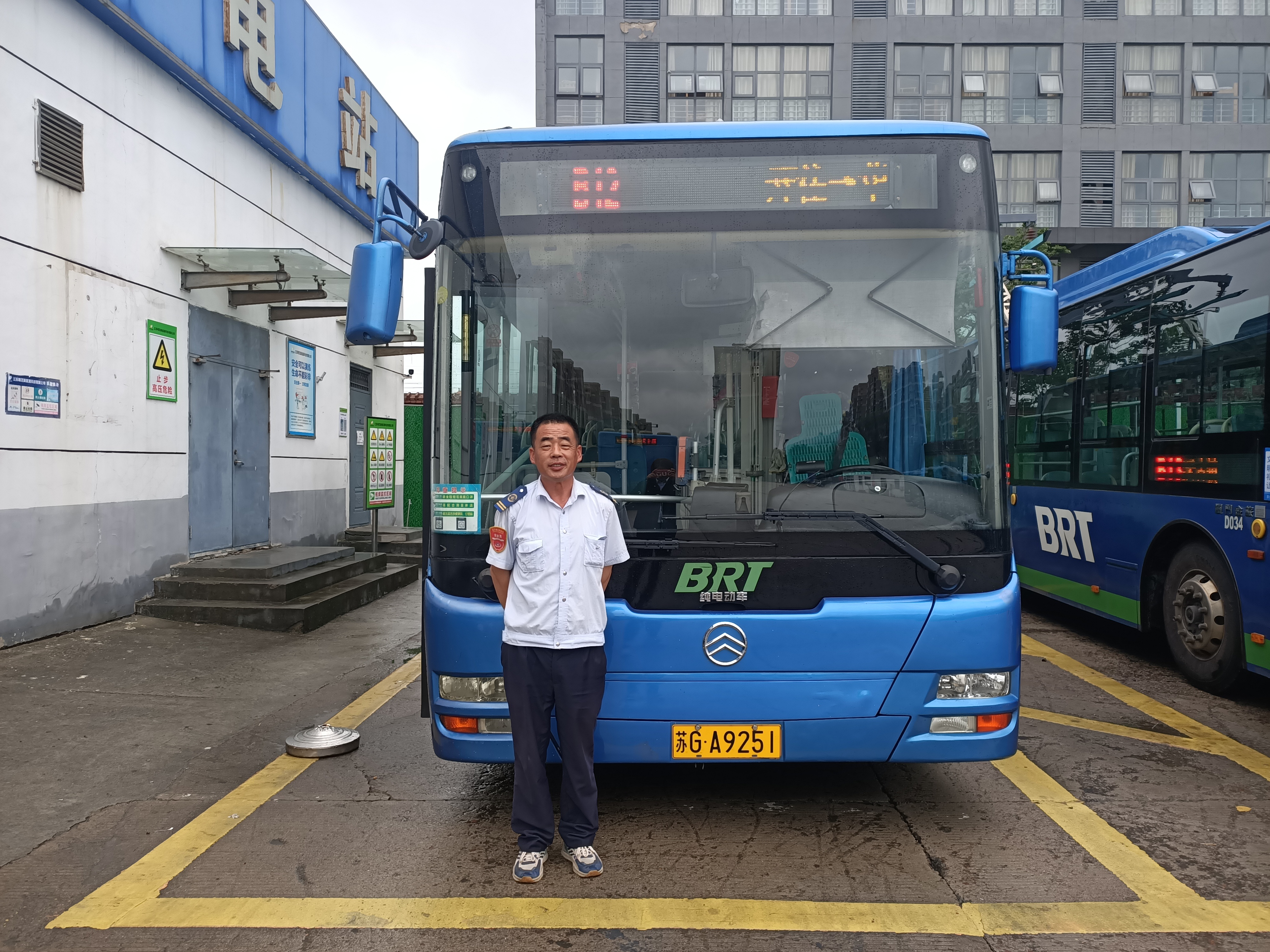 快速公交事業(yè)部B12線(xiàn)駕駛員葛秀濤拾金不昧獲乘客感謝