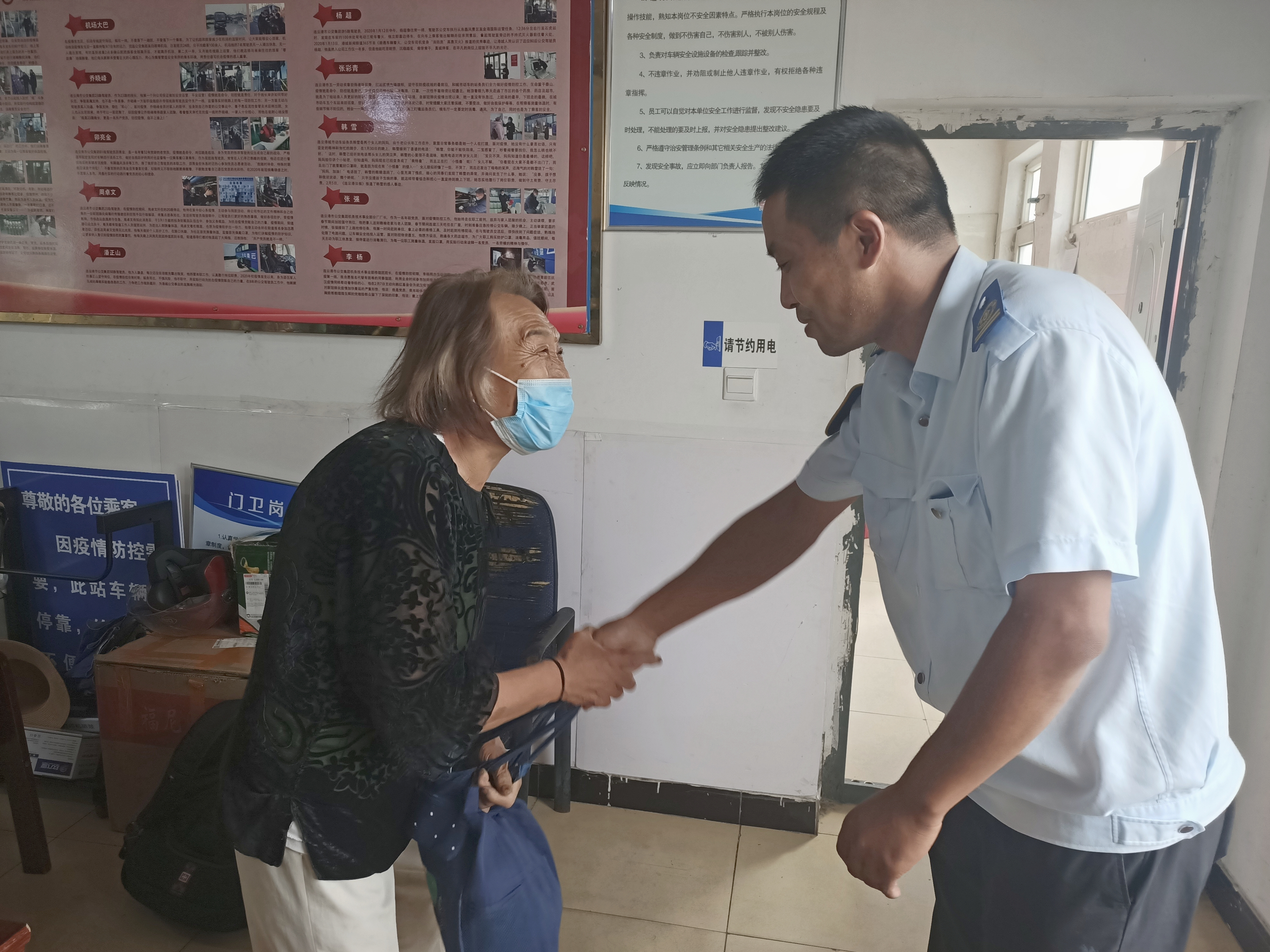 駕駛員拾金不昧、站務(wù)員熱情幫助獲乘客點(diǎn)贊