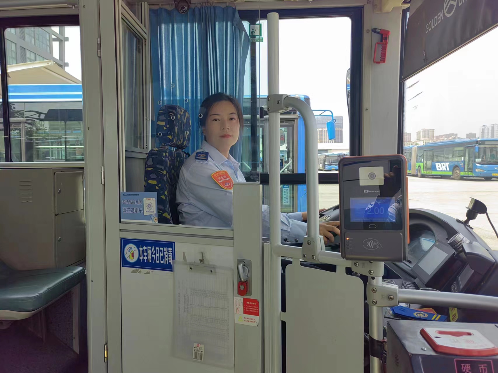 快速公交事業(yè)部B3線(xiàn)女駕駛員駕駛員傾力相助