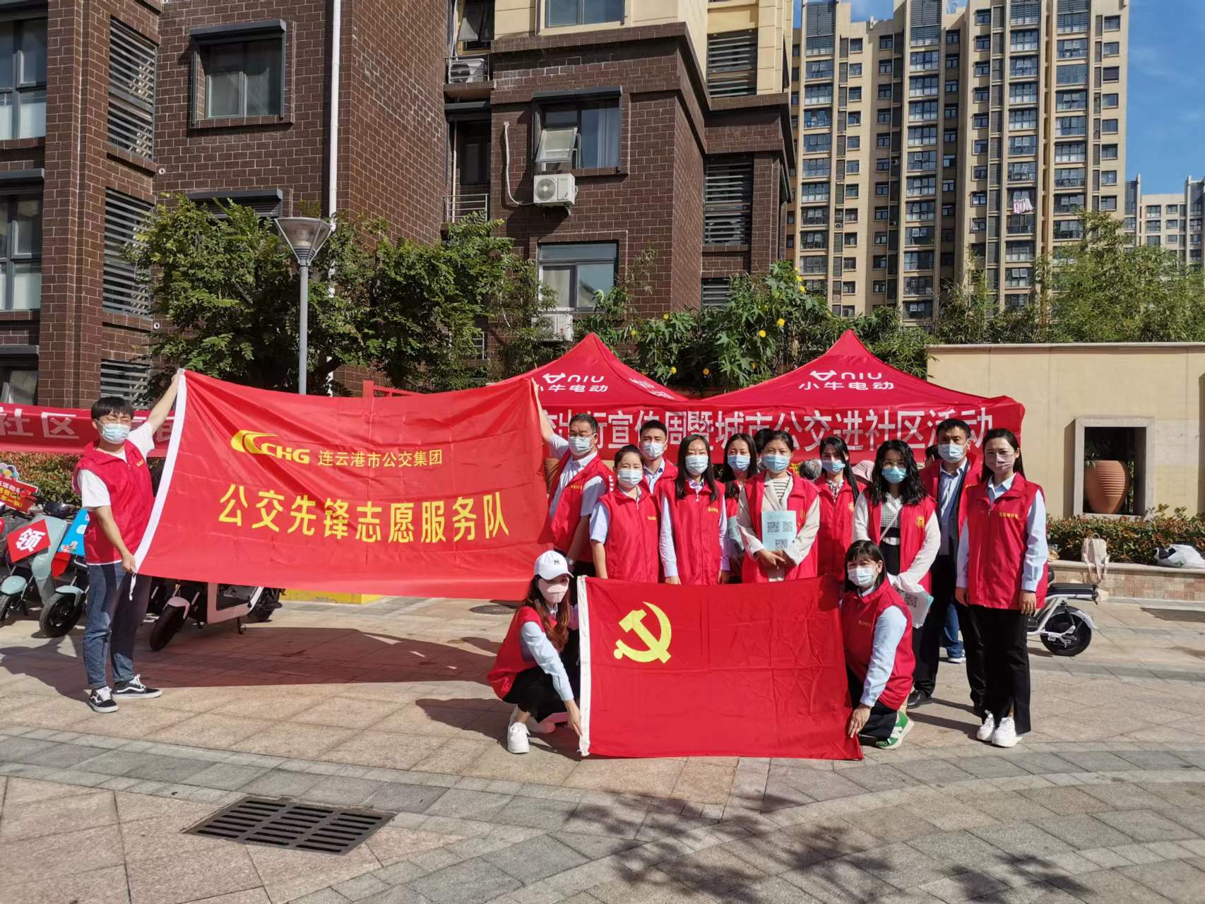 公交集團組織開(kāi)展“城市公交進(jìn)社區”活動(dòng)