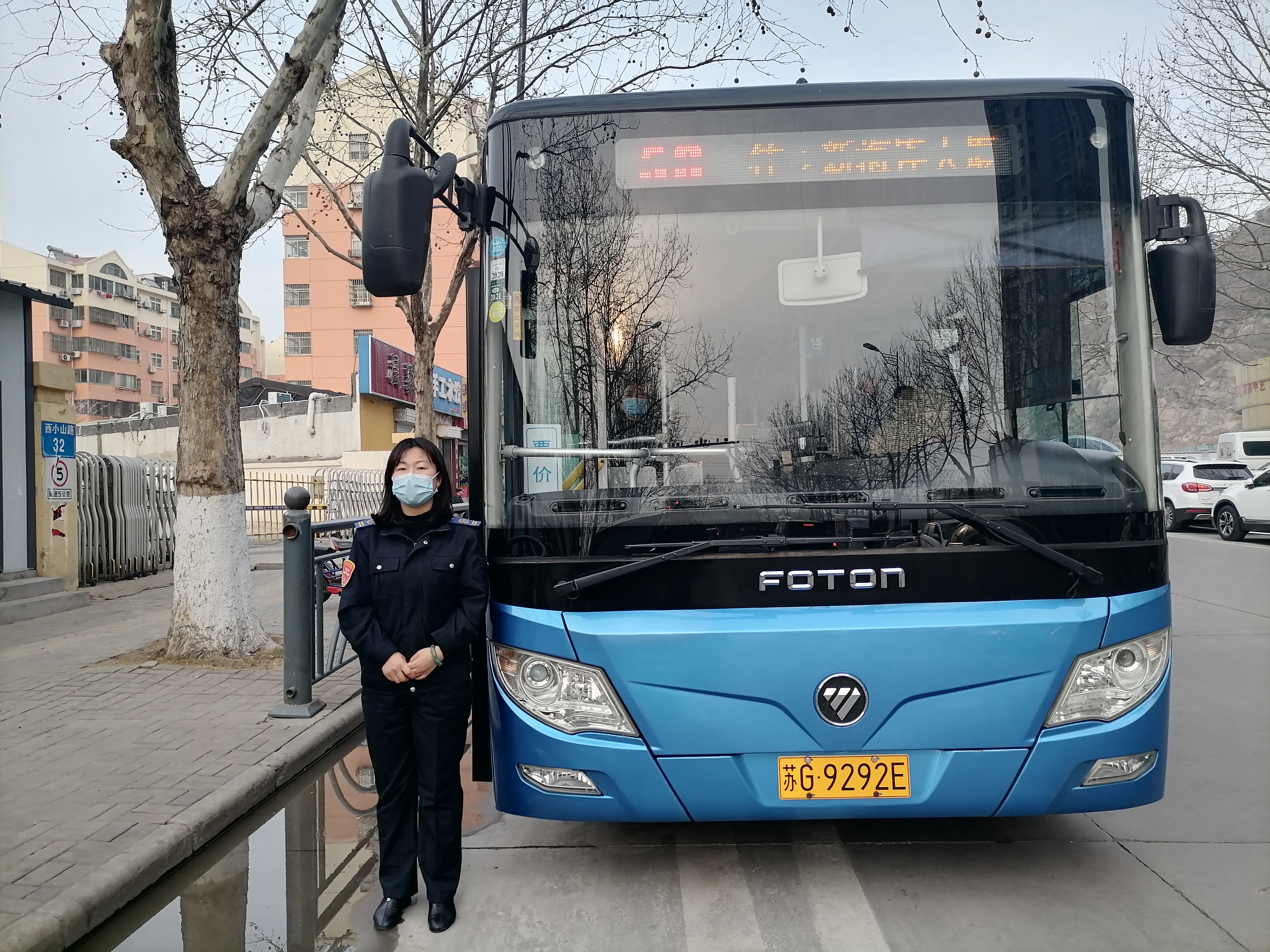 公交集團公交事業(yè)二部58路駕駛員王嫦娥及時(shí)歸還乘客丟失的手機