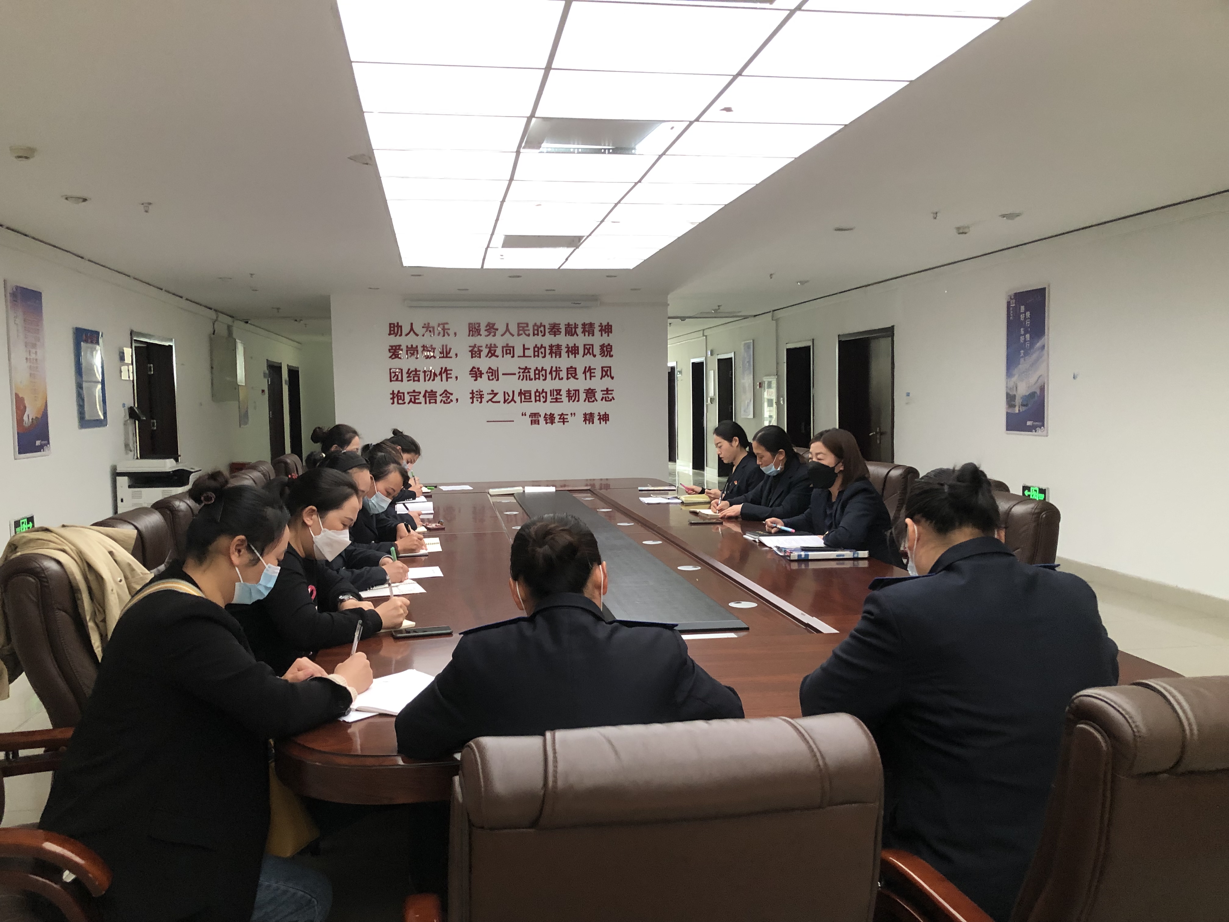 公交集團快速公交事業(yè)部召開(kāi)站務(wù)班組長(cháng)會(huì )議