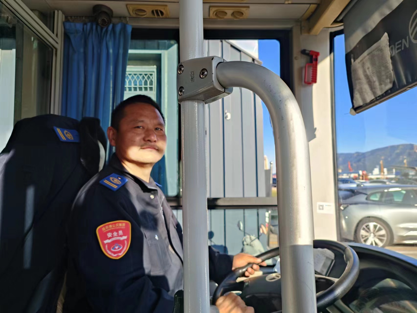 快速公交事業(yè)部B1線(xiàn)駕駛員李偉 撿手機獲乘客感謝