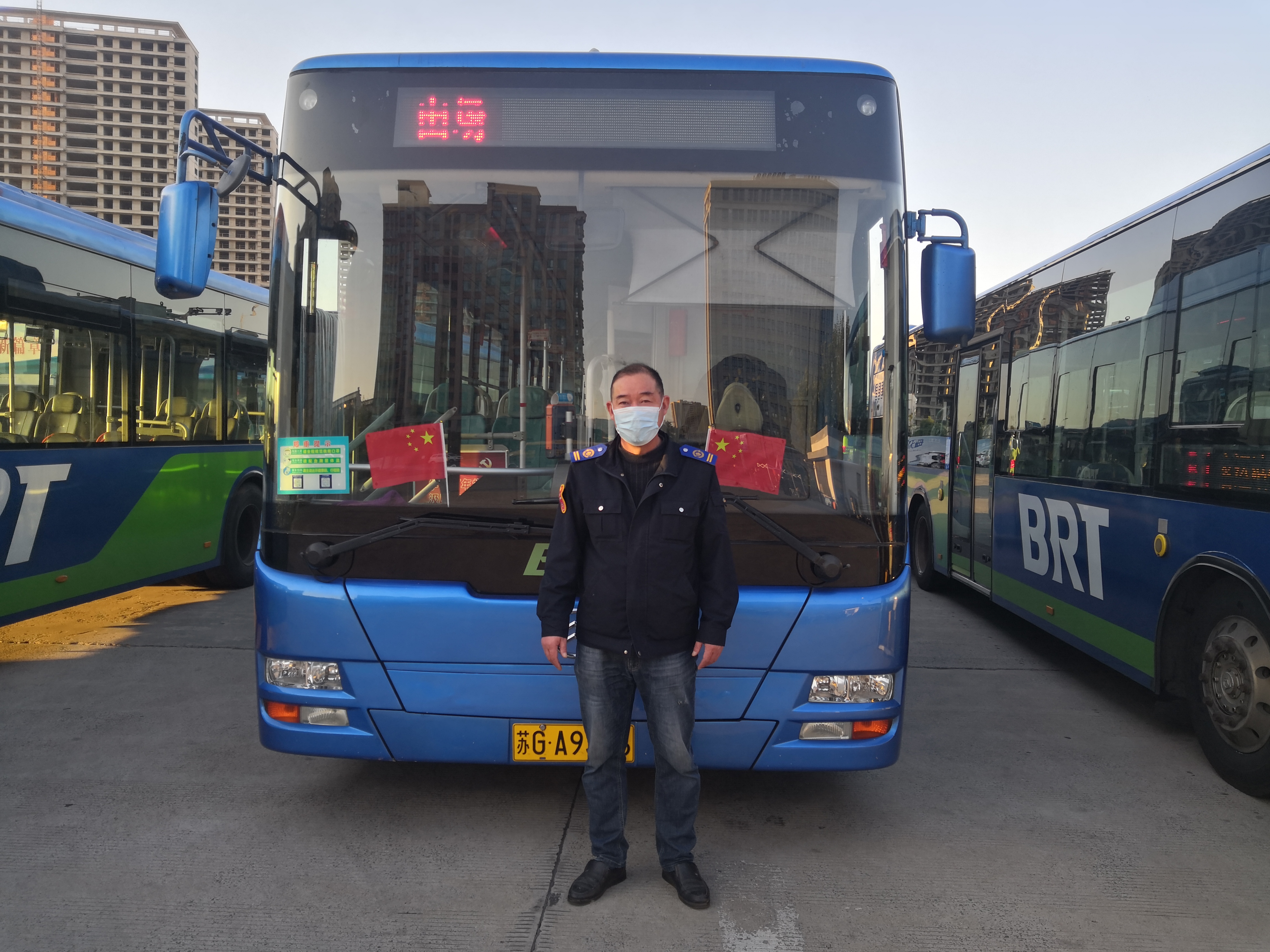 快速公交事業(yè)部B1夜線(xiàn)駕駛員唐喜彬 拾金不昧獲乘客表?yè)P