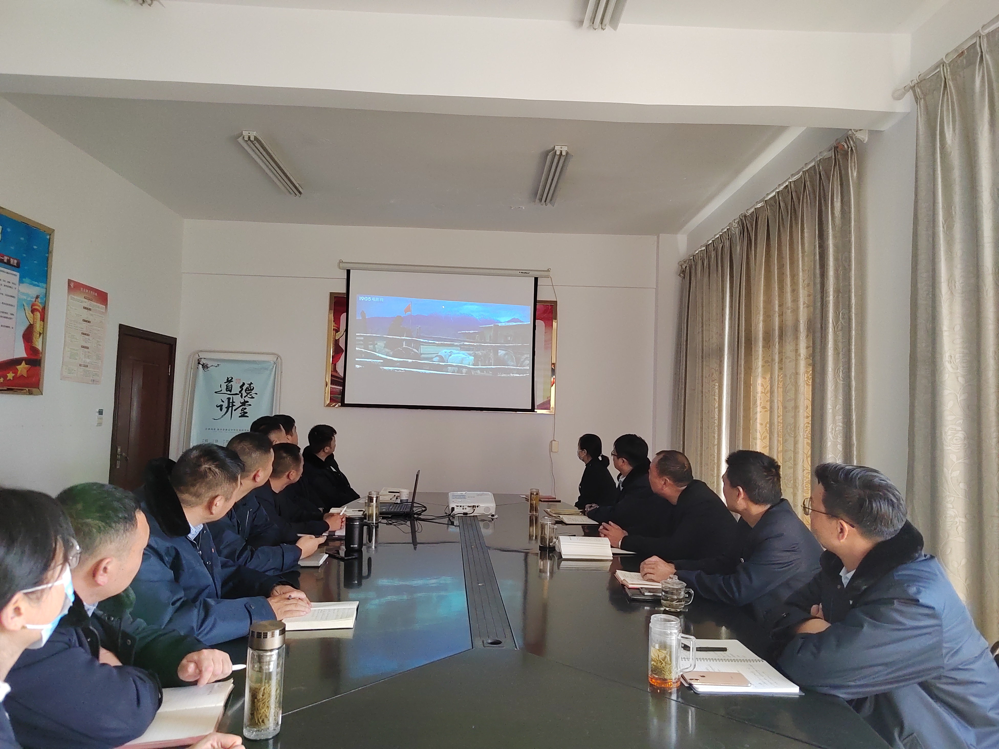 公交集團公交事業(yè)二部組織觀(guān)看國防教育影片《守邊人》