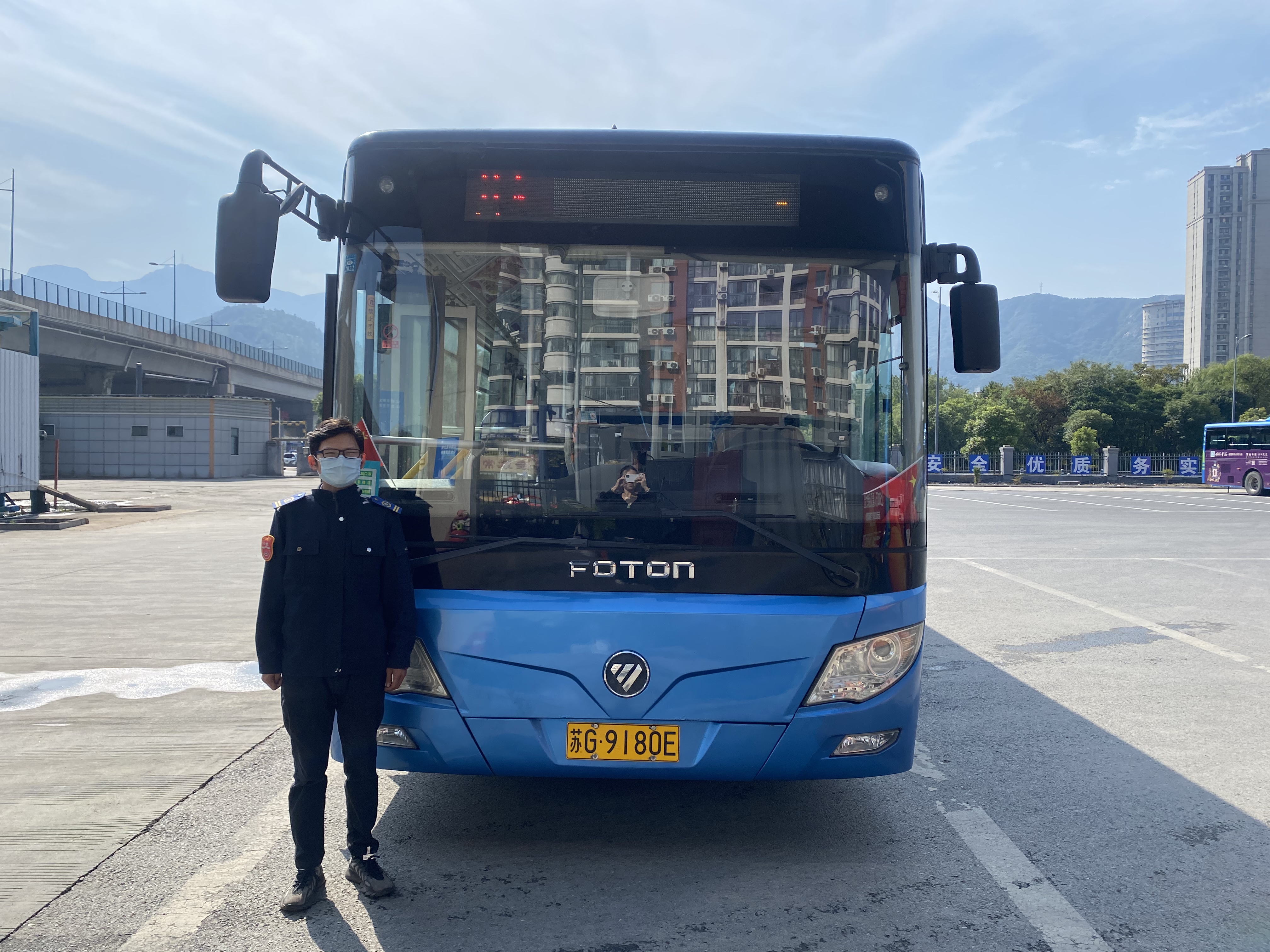 公交集團公交事業(yè)二部113路駕駛員寧梓煊及時(shí)歸還乘客丟失的手機