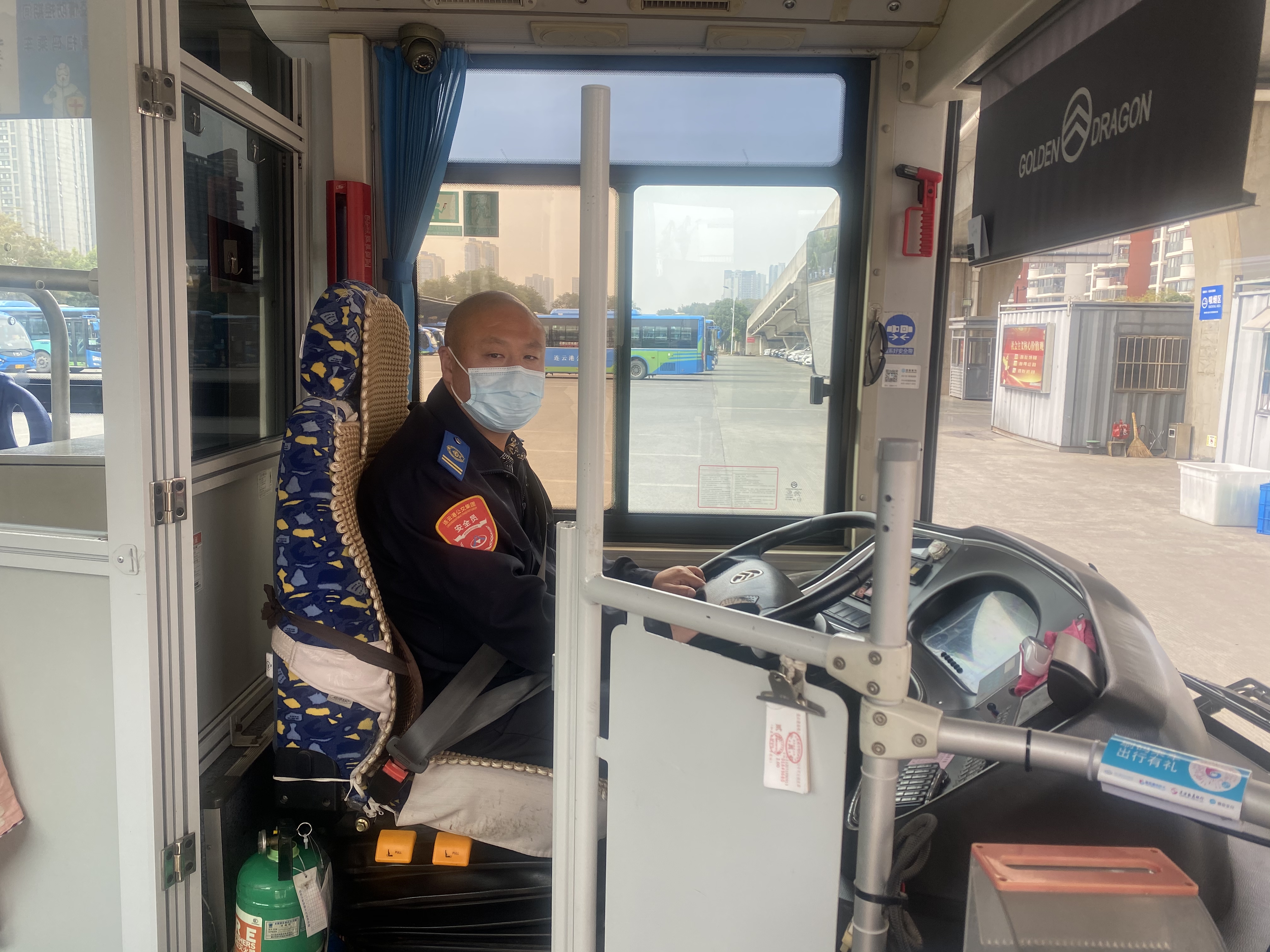 公交游5路駕駛員路煒及時(shí)歸還乘客丟失的手機
