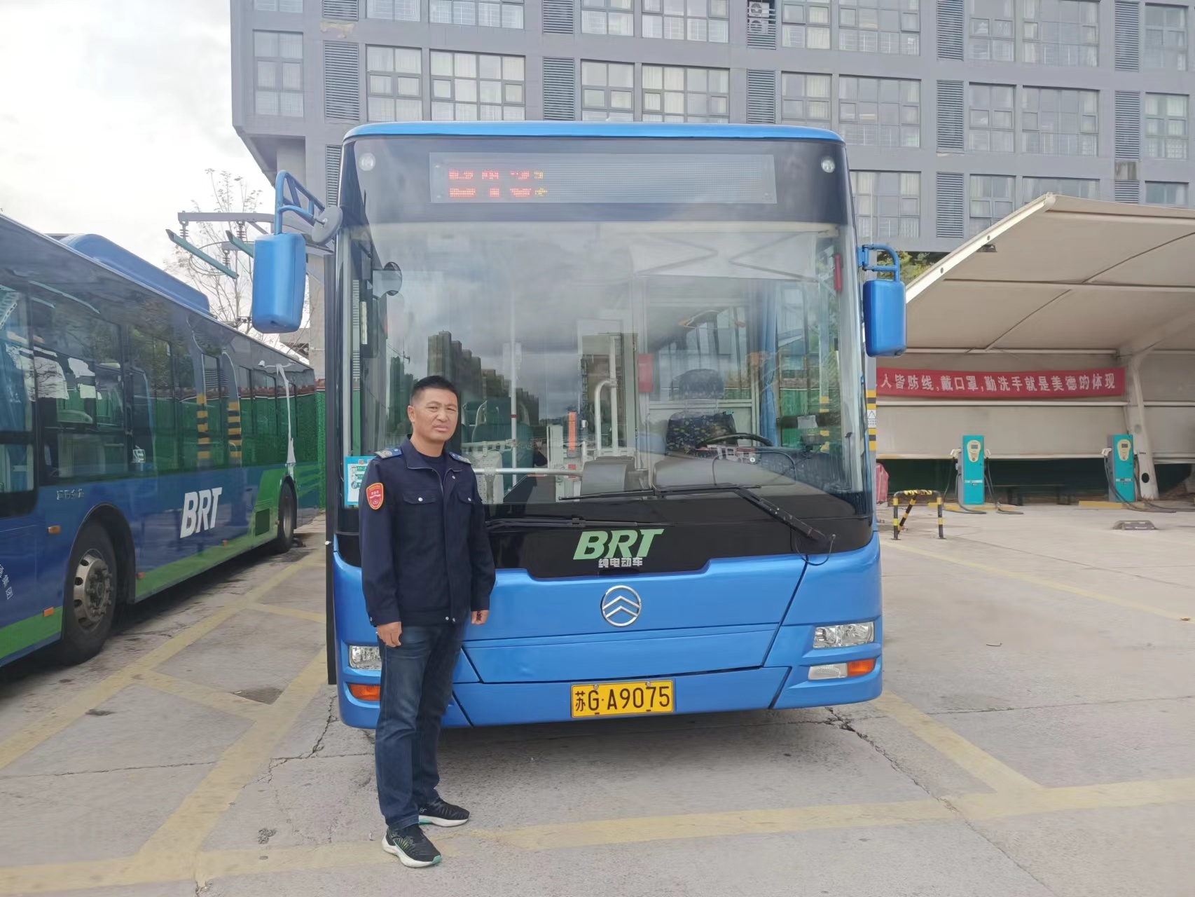 快速公交事業(yè)部B3線(xiàn)駕駛員龔本軍撿到筆記本電腦歸還乘客獲感謝