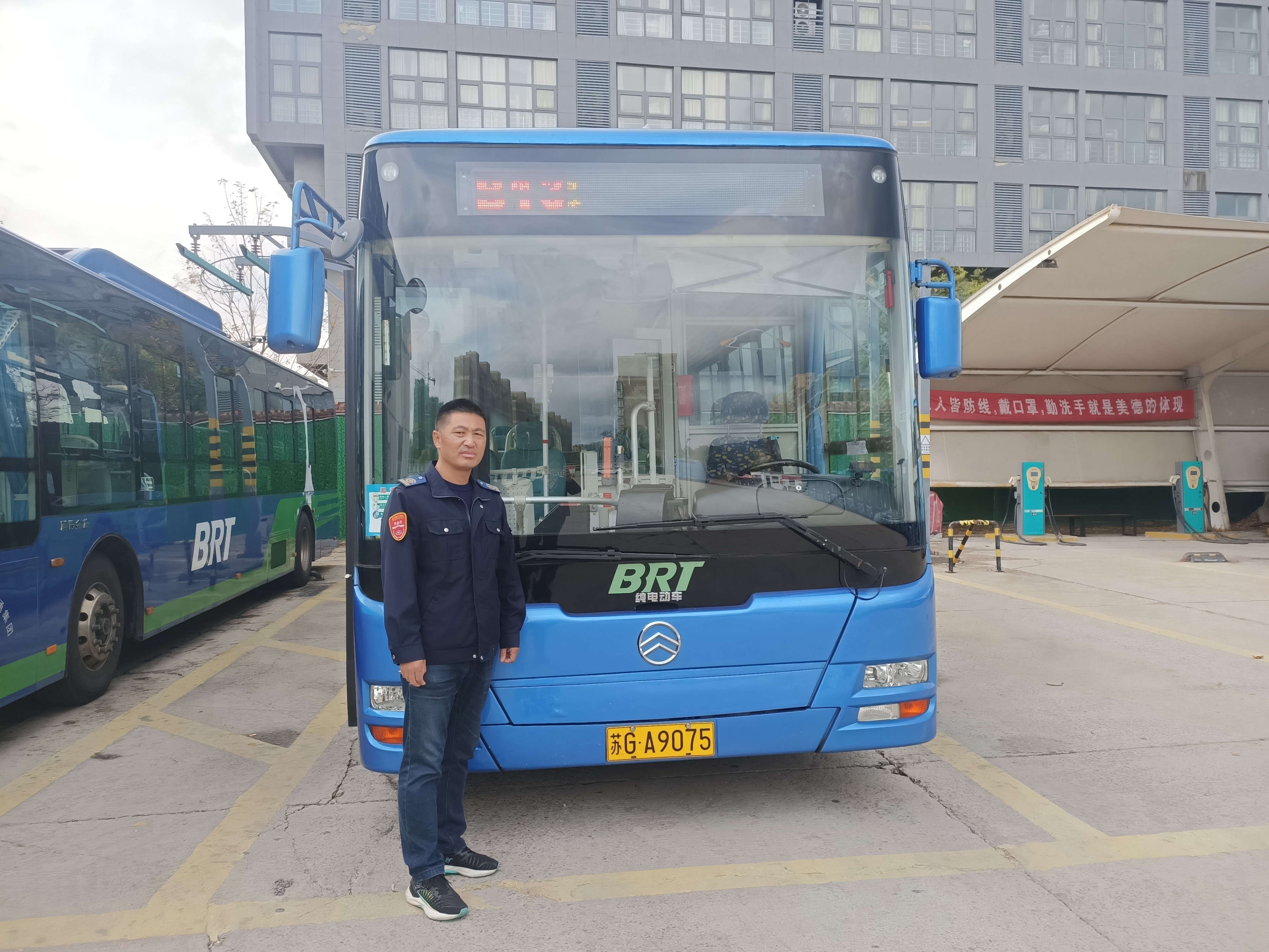 快速公交事業(yè)部B13線(xiàn)駕駛員馬彬彬、龔本軍 撿手機歸還乘客獲感謝