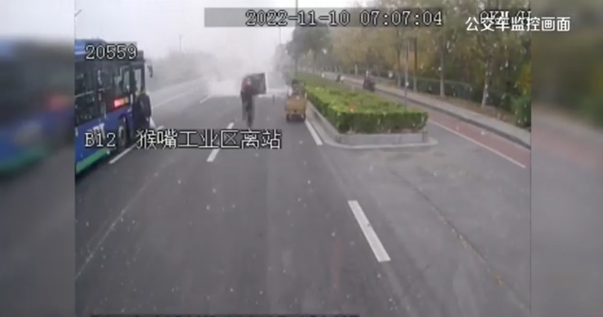 路遇三輪車(chē)上液化氣罐起火 快速公交事業(yè)部?jì)伤緳C出手齊相救