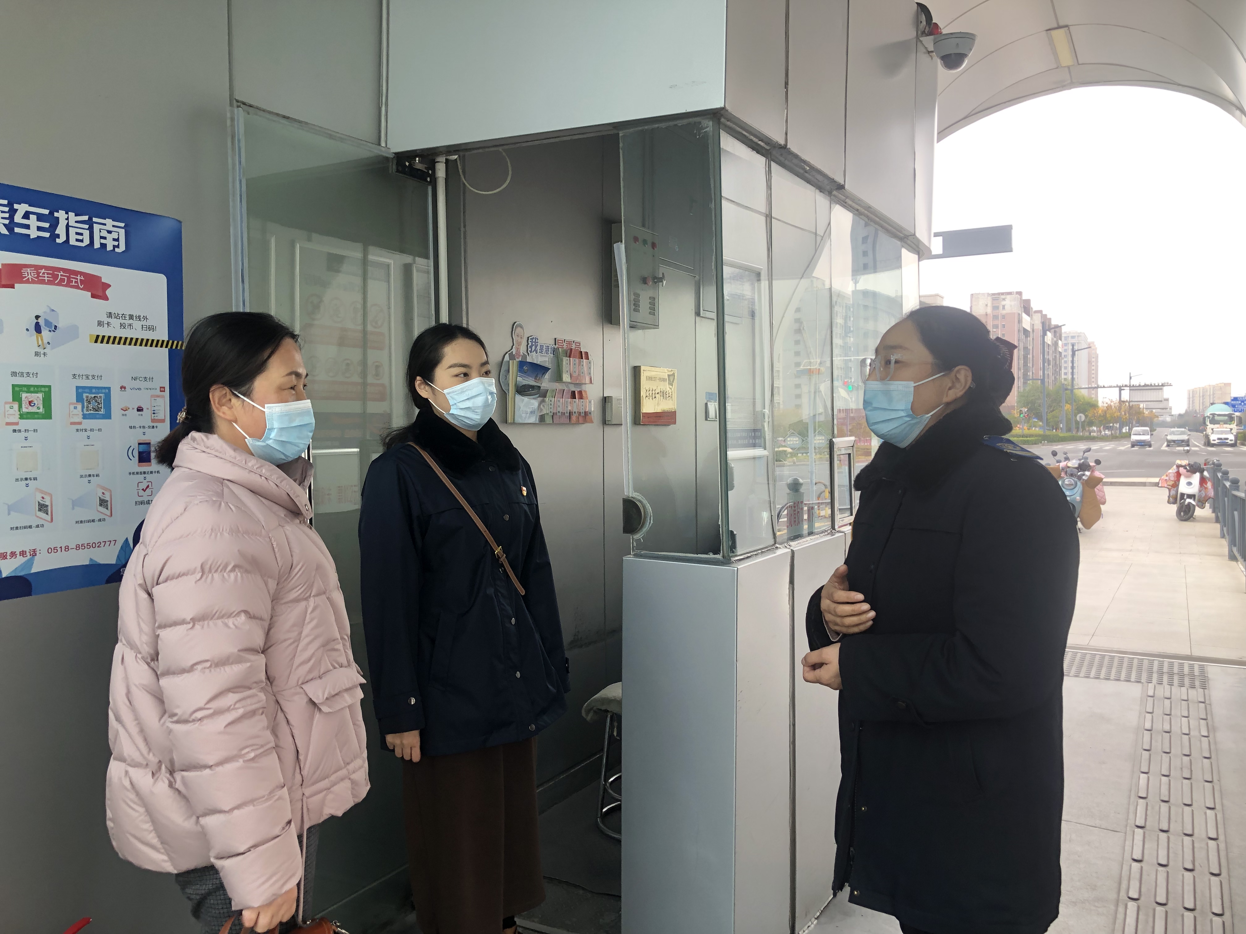 公交集團快速公交事業(yè)部深入一線(xiàn)站臺督查疫情防控工作