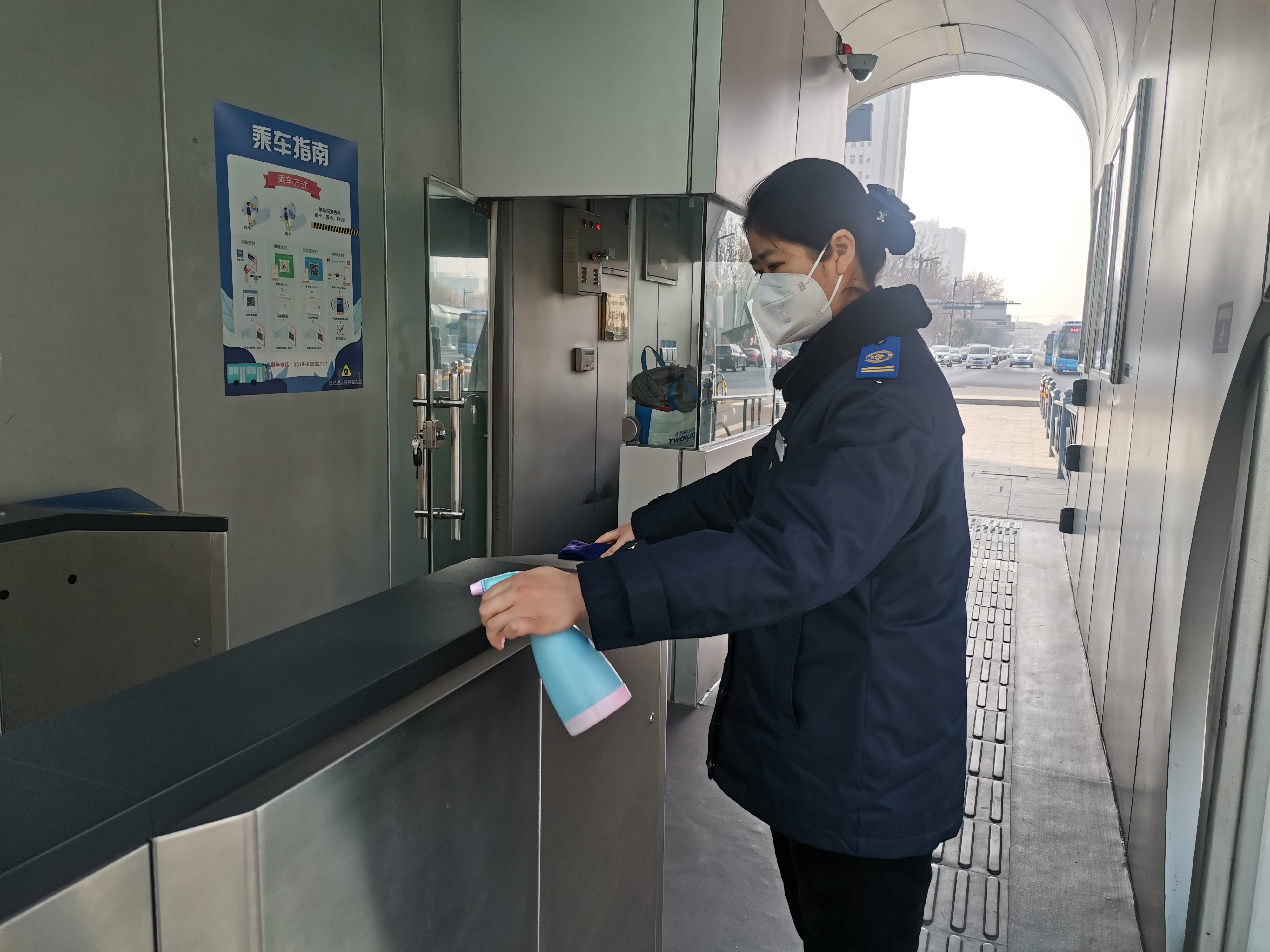 公交集團快速公交事業(yè)部站務(wù)員聯(lián)手幫助乘客找到丟失的手提袋獲感謝