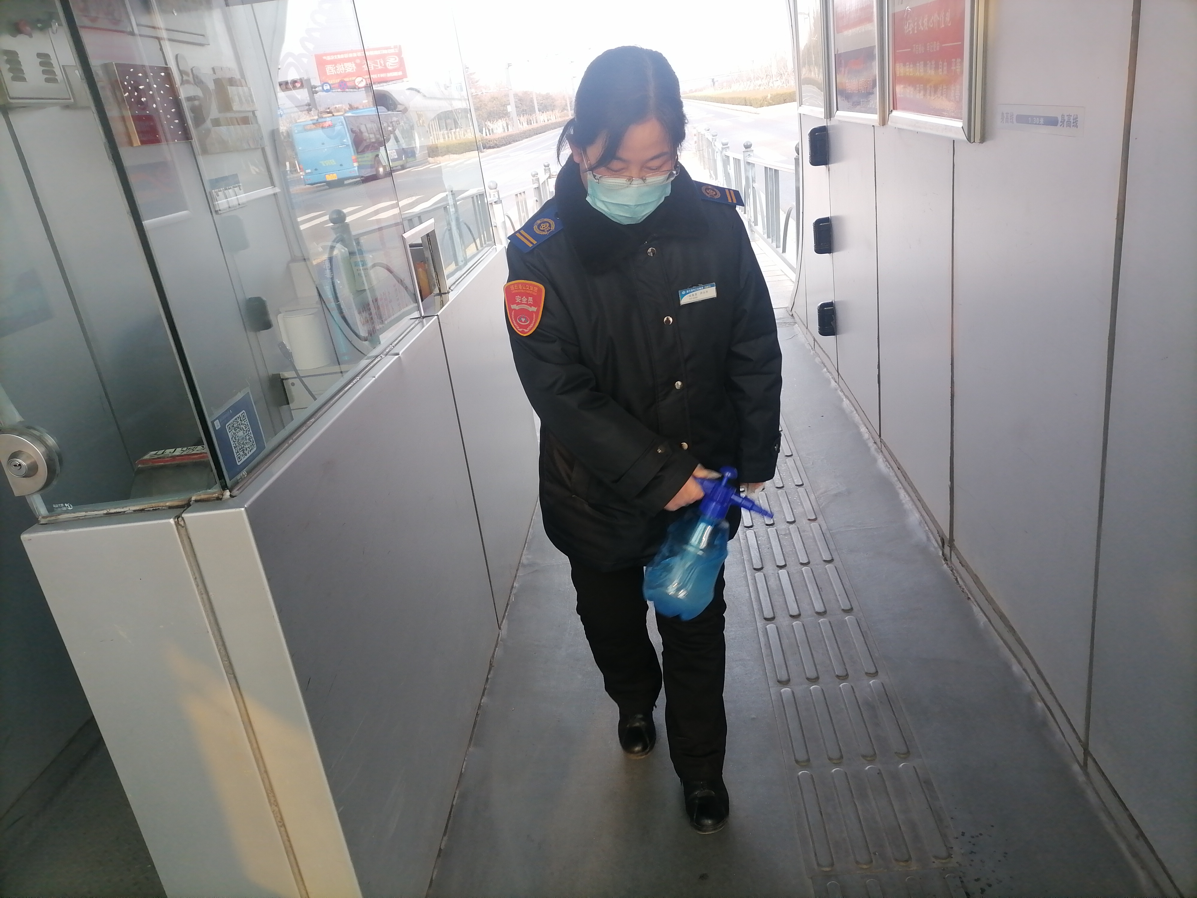 公交集團快速公交事業(yè)部站務(wù)員尹小平幫助乘客找到丟失的包獲感謝