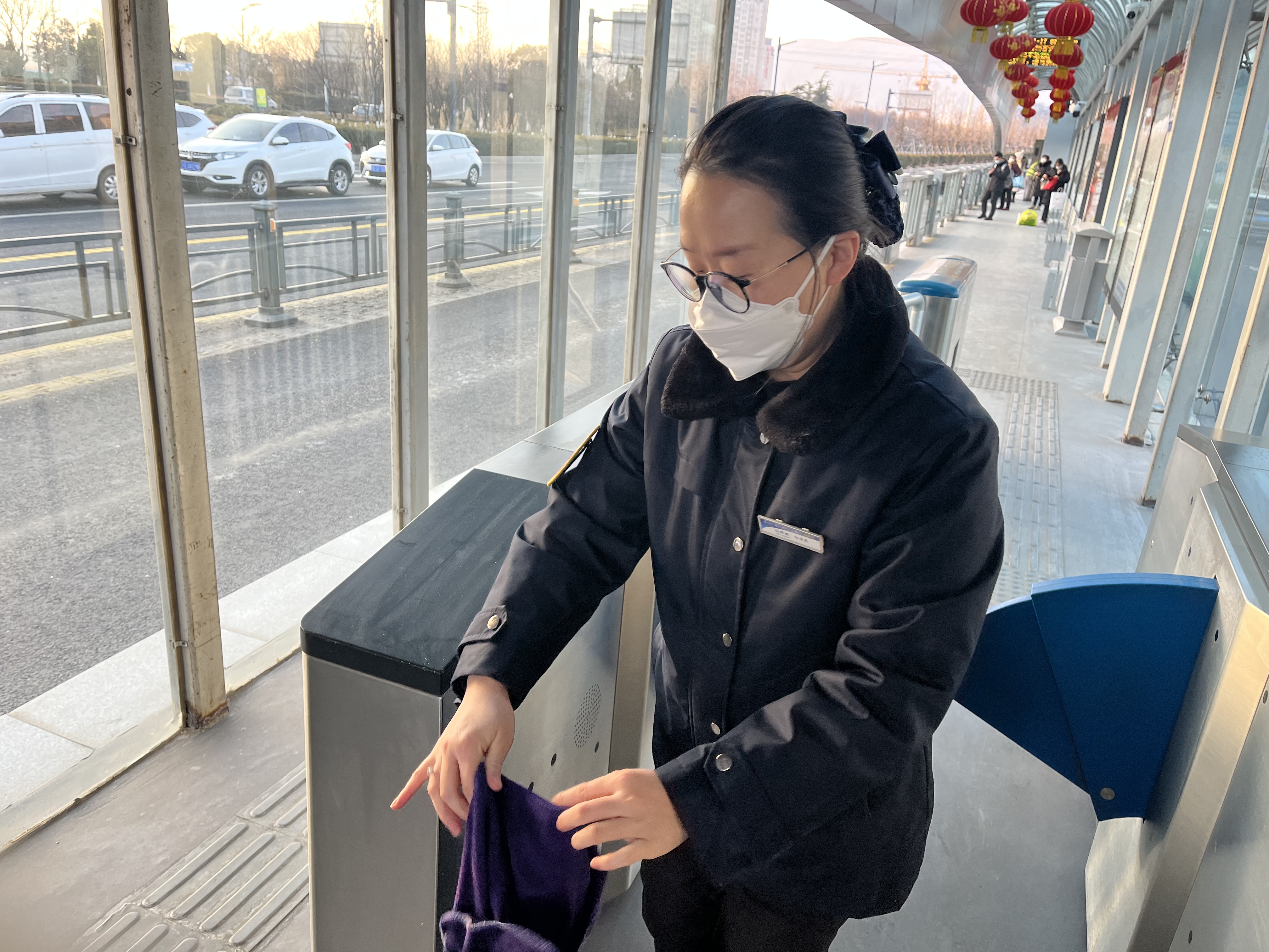 快速公交事業(yè)部站務(wù)員紀婷婷幫助乘客找到丟失的手機獲感謝