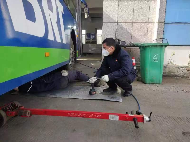 公交集團快速公交事業(yè)部啟動(dòng)惡劣天氣應急預案