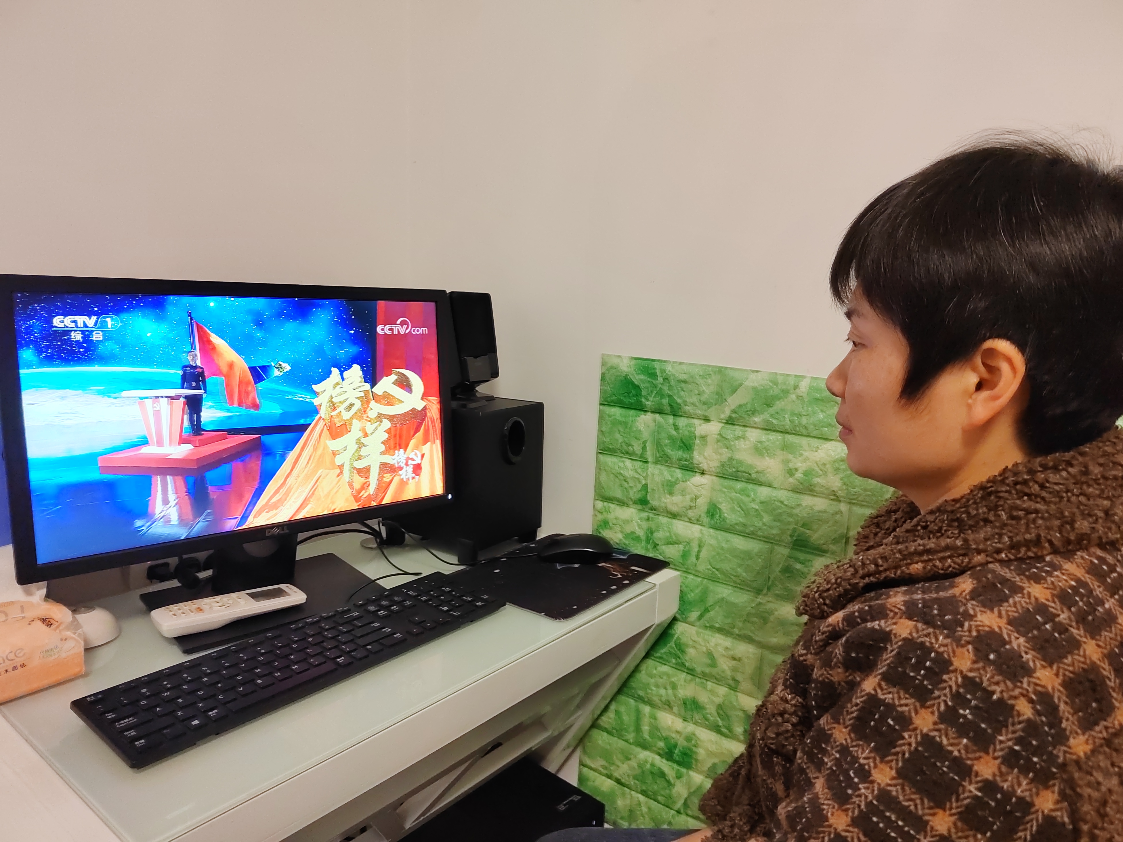 公交集團公交事業(yè)二部組織黨員觀(guān)看 《榜樣7》