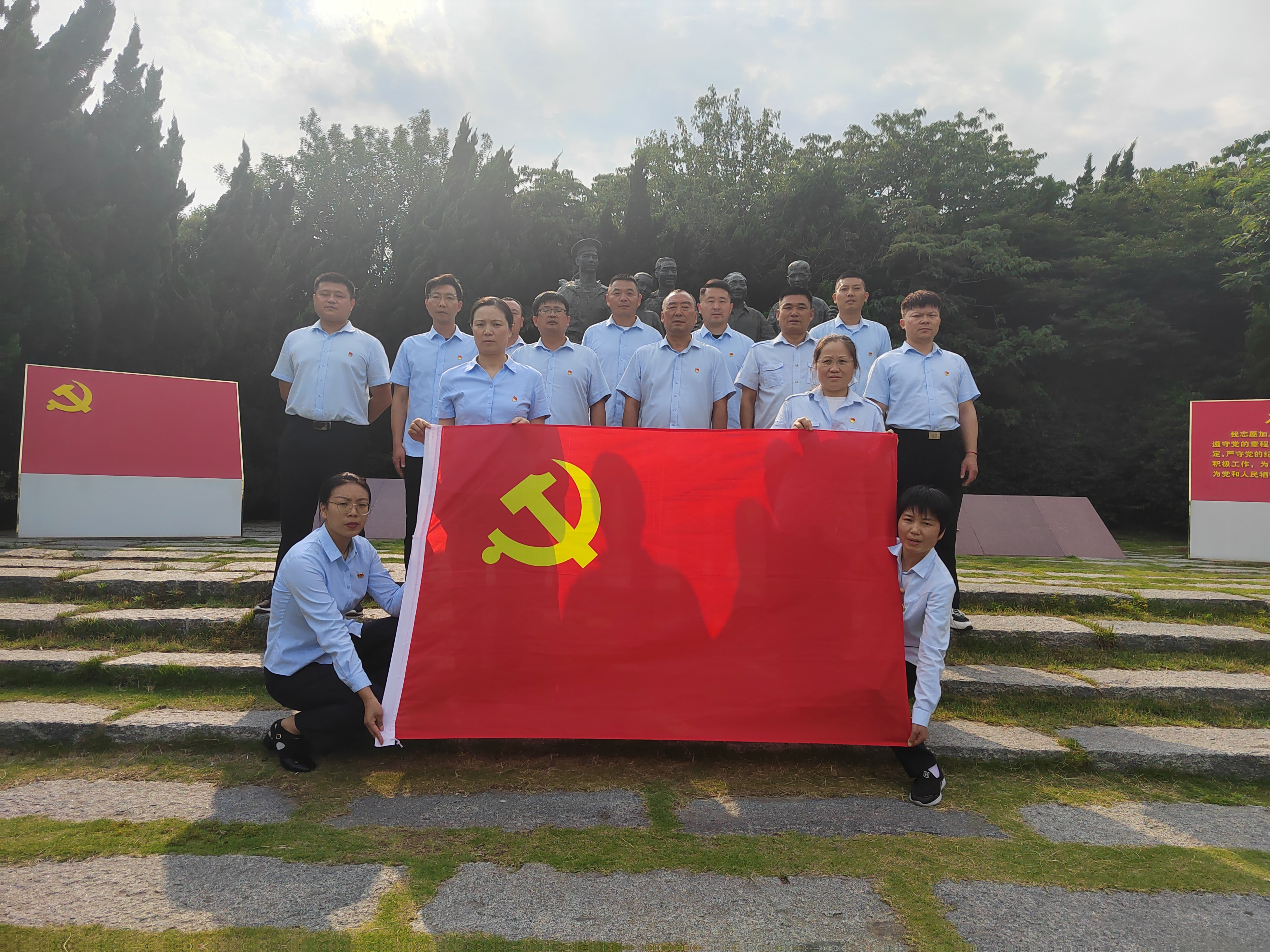 走進(jìn)“鄧小平和人民在一起”雕塑公園，公交集團公交事業(yè)二部黨支部理論學(xué)習 中心組（擴大）開(kāi)展現場(chǎng)研學(xué)