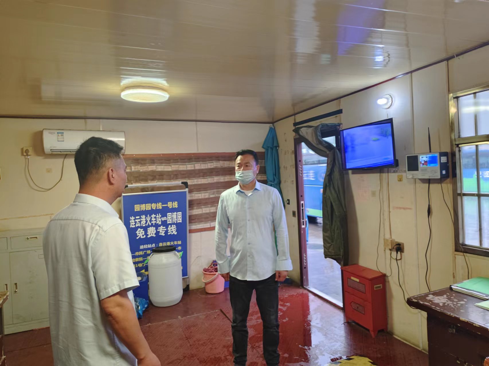 公交集團經(jīng)營(yíng)發(fā)展事業(yè)部積極應對暴雨惡劣天氣