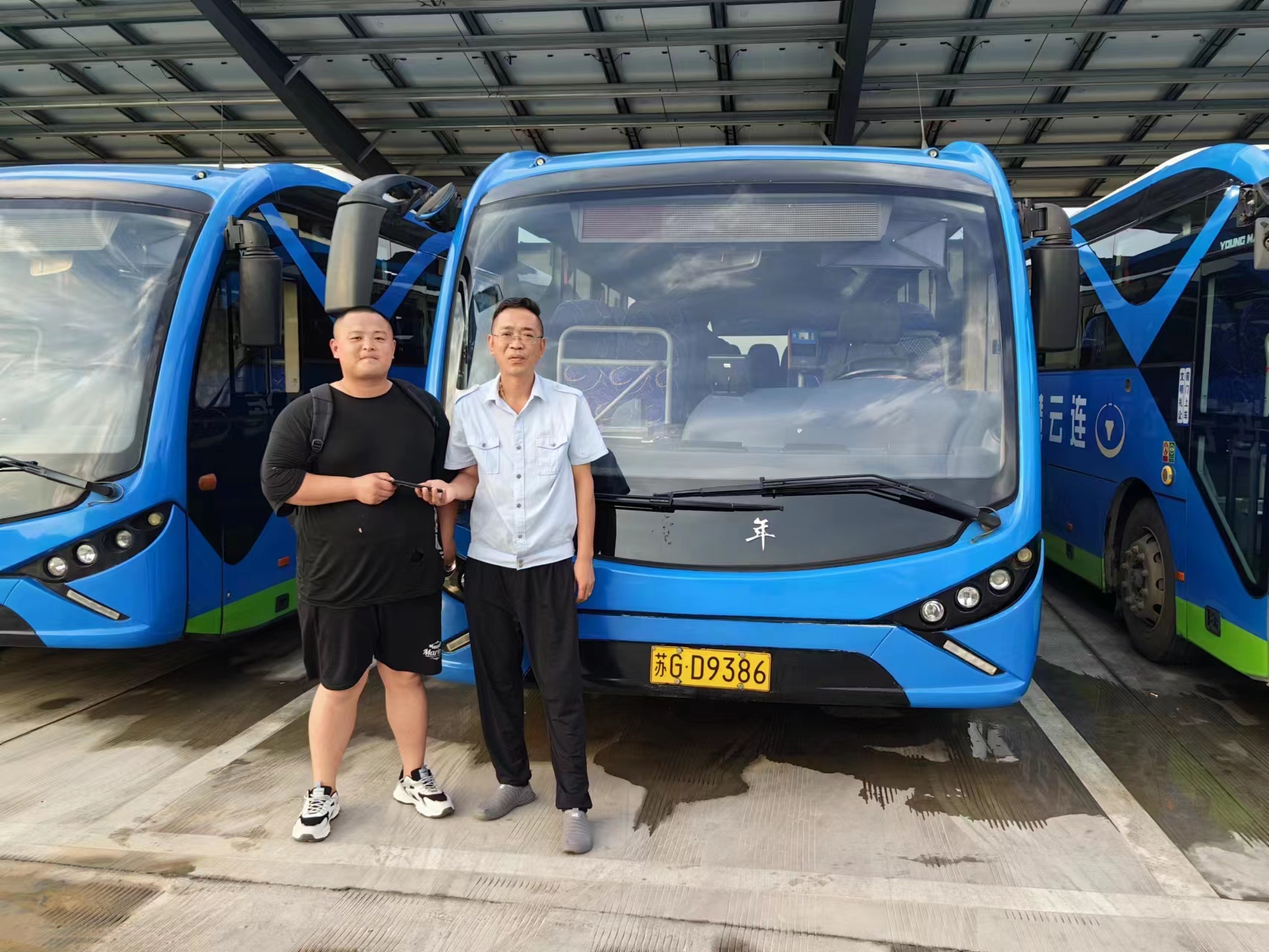 公交集團經(jīng)營(yíng)發(fā)展事業(yè)部駕駛員江偉拾金不昧受表?yè)P