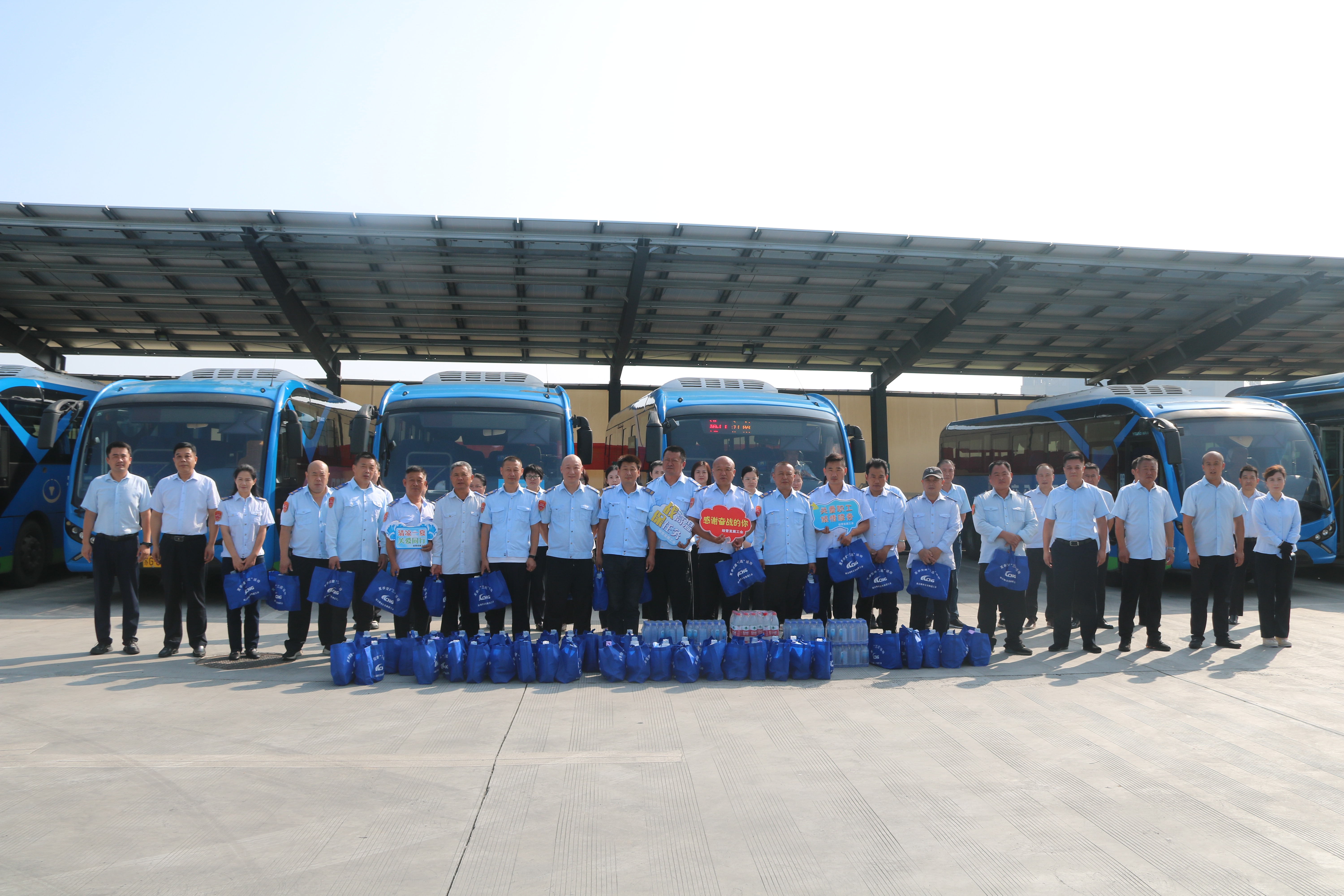 公交集團開(kāi)展送清涼慰問(wèn)活動(dòng)