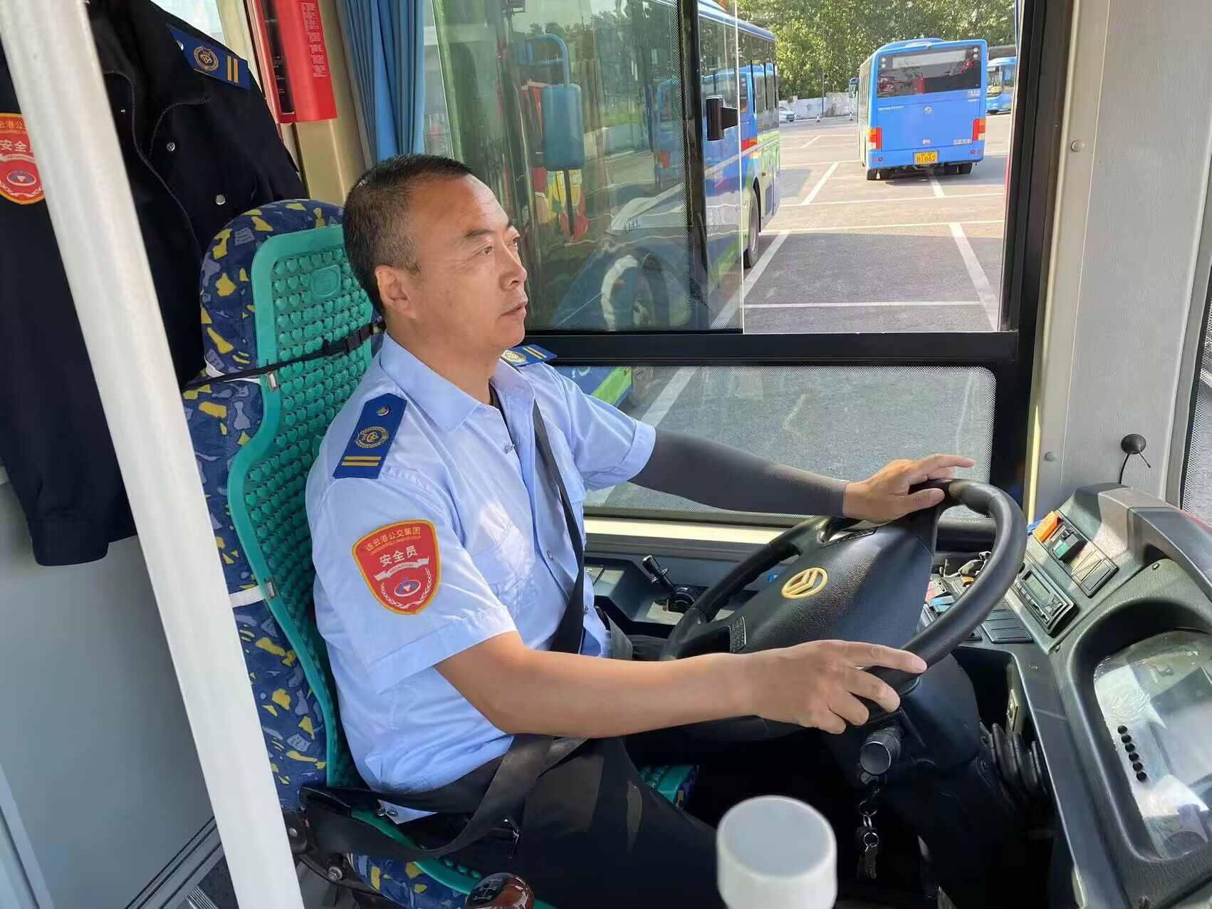 17路駕駛員時(shí)明雪拾金不昧受贊揚