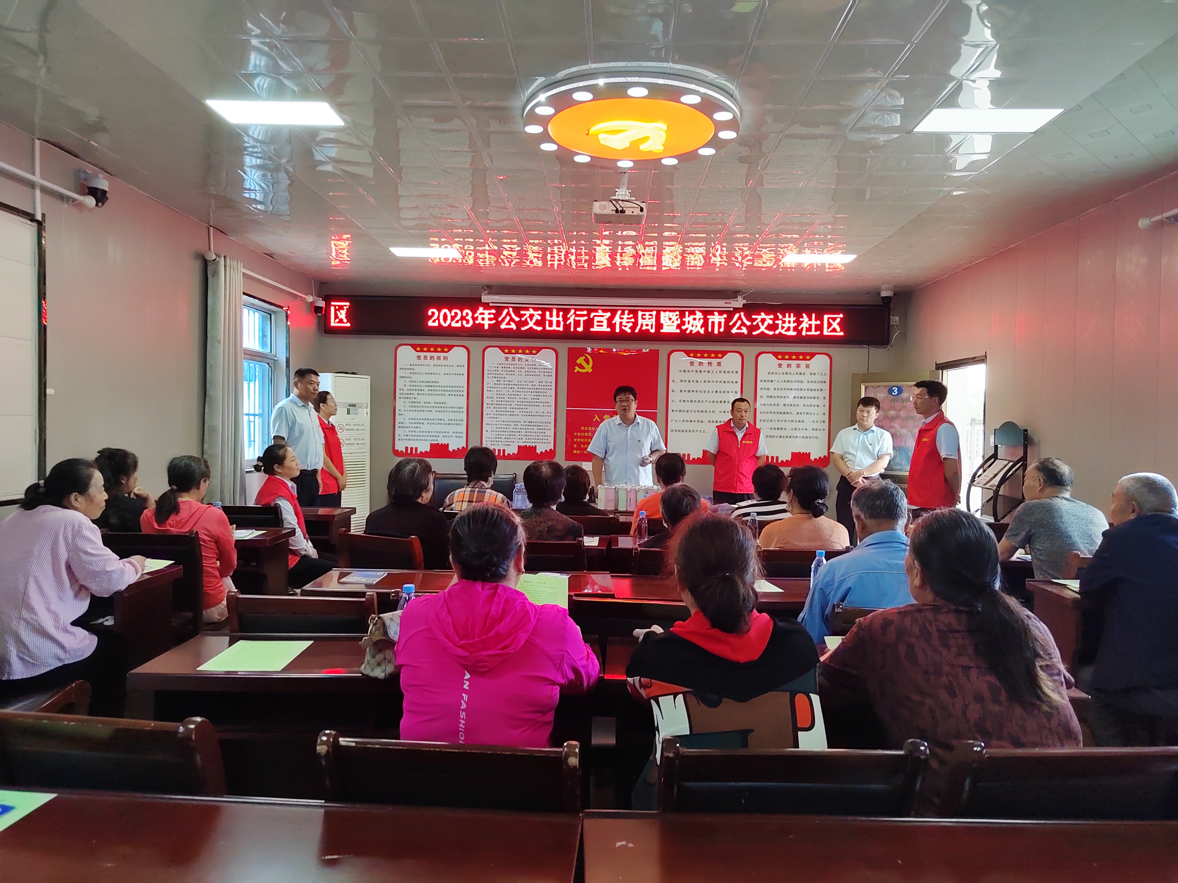 “聽(tīng)取民意 提高服務(wù)”公交集團公交事業(yè)二部走進(jìn)板橋社區