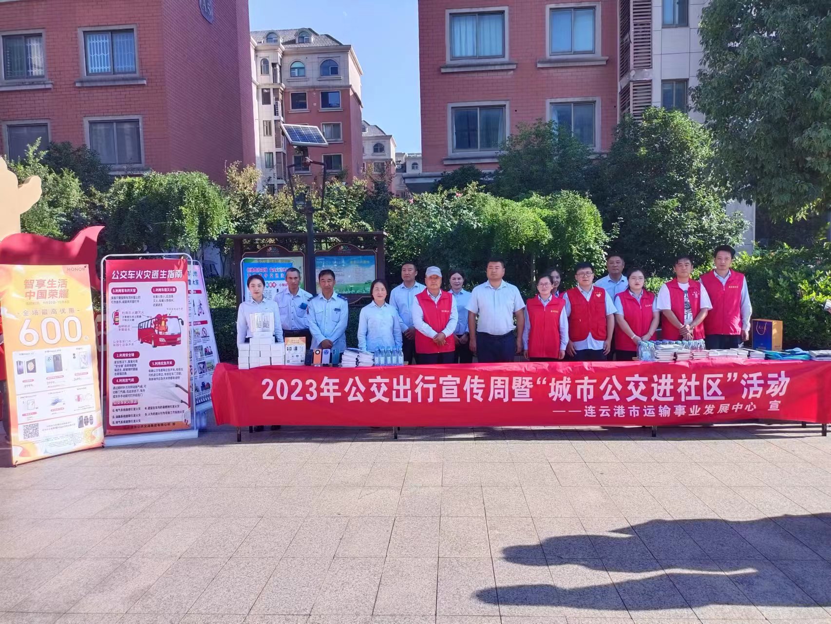 公交集團組織開(kāi)展“城市公交進(jìn)社區”活動(dòng)