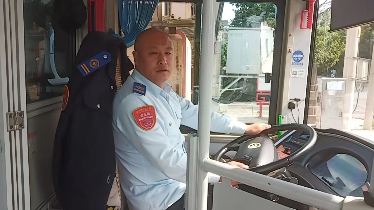 公交游5路駕駛員路煒及時(shí)歸還乘客丟失的手機