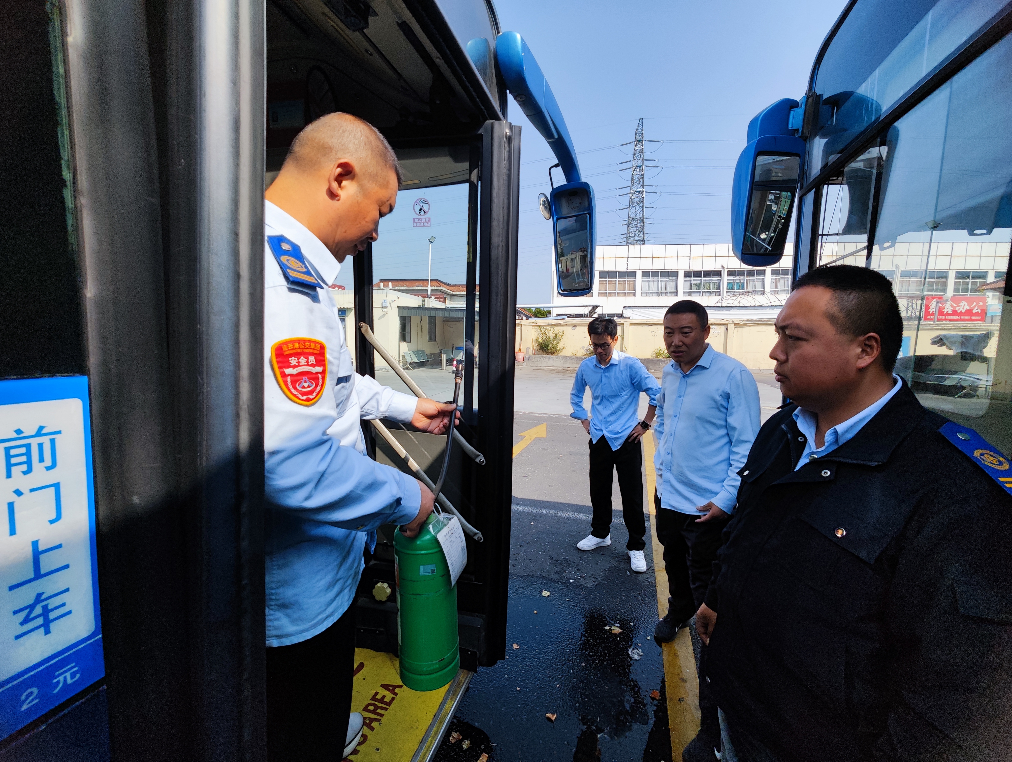 公交集團快速公交事業(yè)部開(kāi)展車(chē)輛安全專(zhuān)項檢查工作