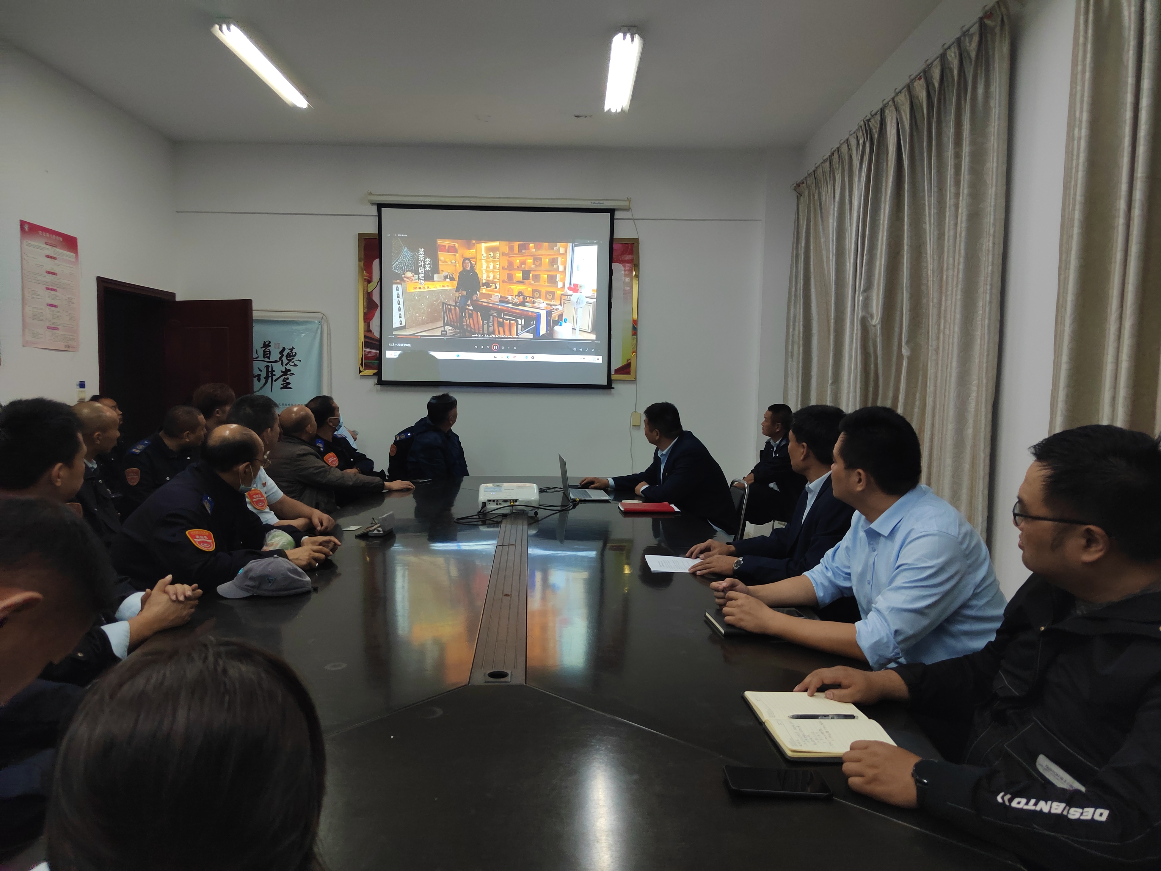 公交集團公交事業(yè)二部持續組織黨員干部職工觀(guān)看《清風(fēng)常在》紀法小課短視頻