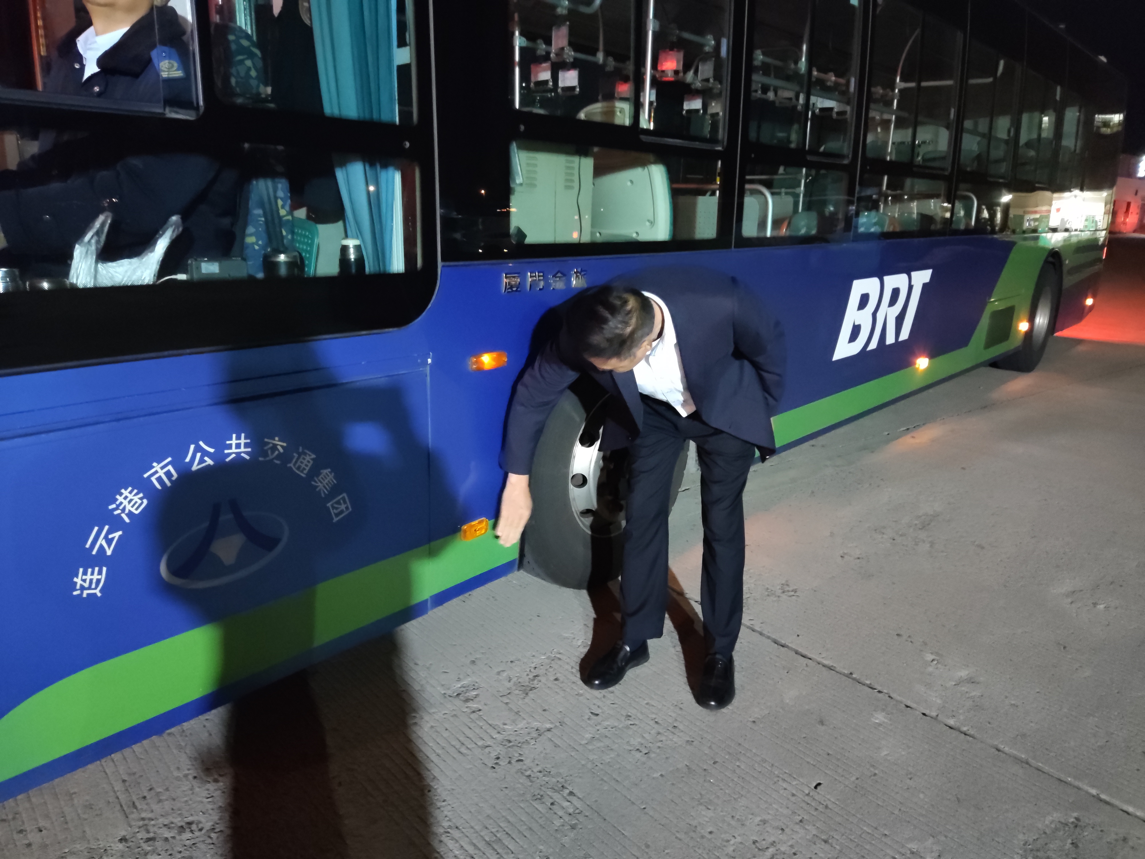 公交集團快速公交事業(yè)部開(kāi)展入冬前車(chē)輛綜合大檢查工作