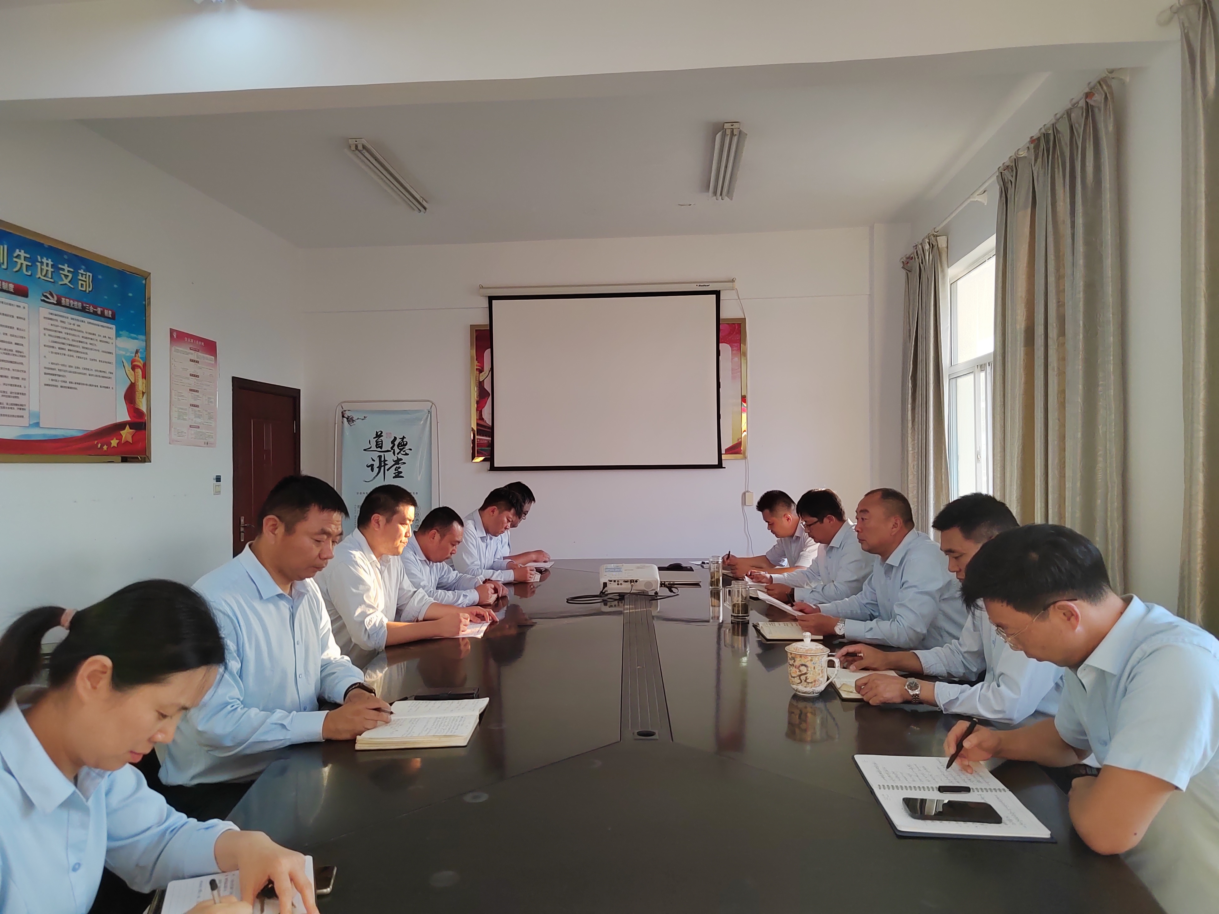 公交集團公交事業(yè)二部開(kāi)展黨員干部談心談話(huà)活動(dòng)