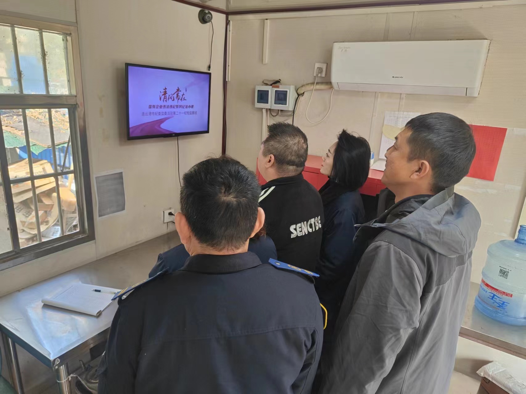 公交集團公交事業(yè)一部組織觀(guān)看“紀法小課堂”警示教育視頻