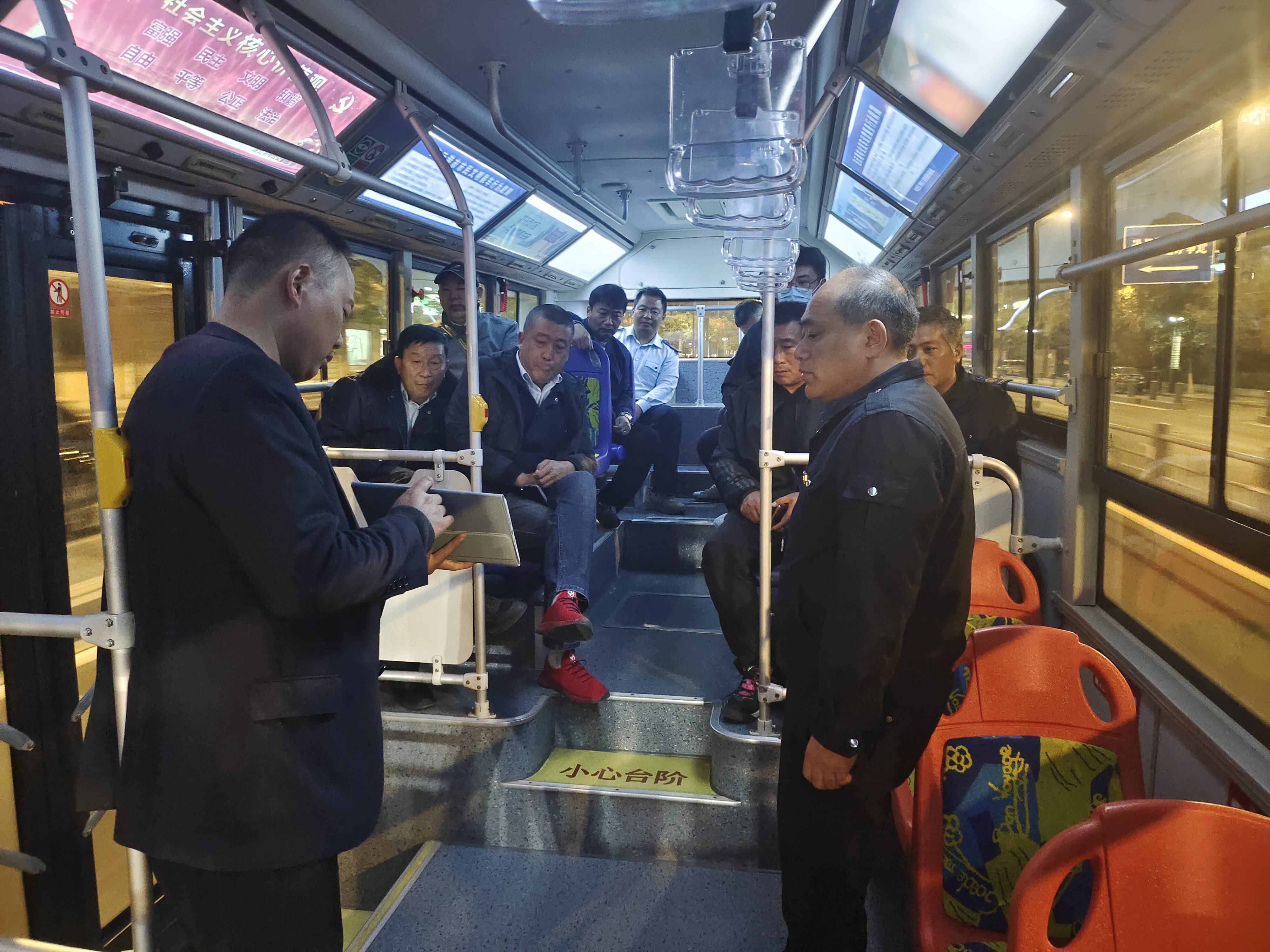 公交集團公交事業(yè)一部召開(kāi)重點(diǎn)線(xiàn)路駕駛員警示教育現場(chǎng)會(huì )