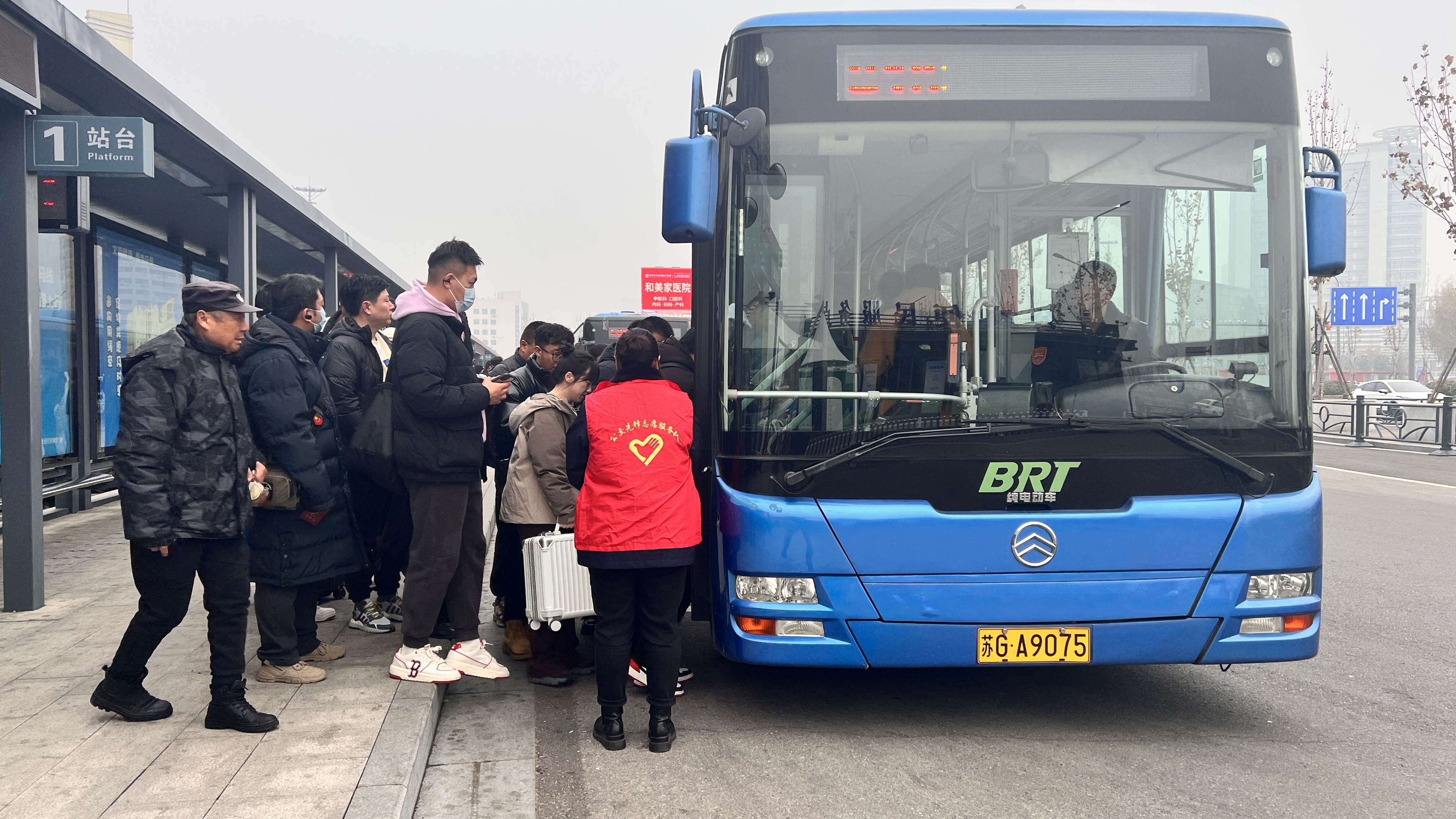 公交集團快速公交事業(yè)部持續做好運營(yíng)志愿服務(wù)