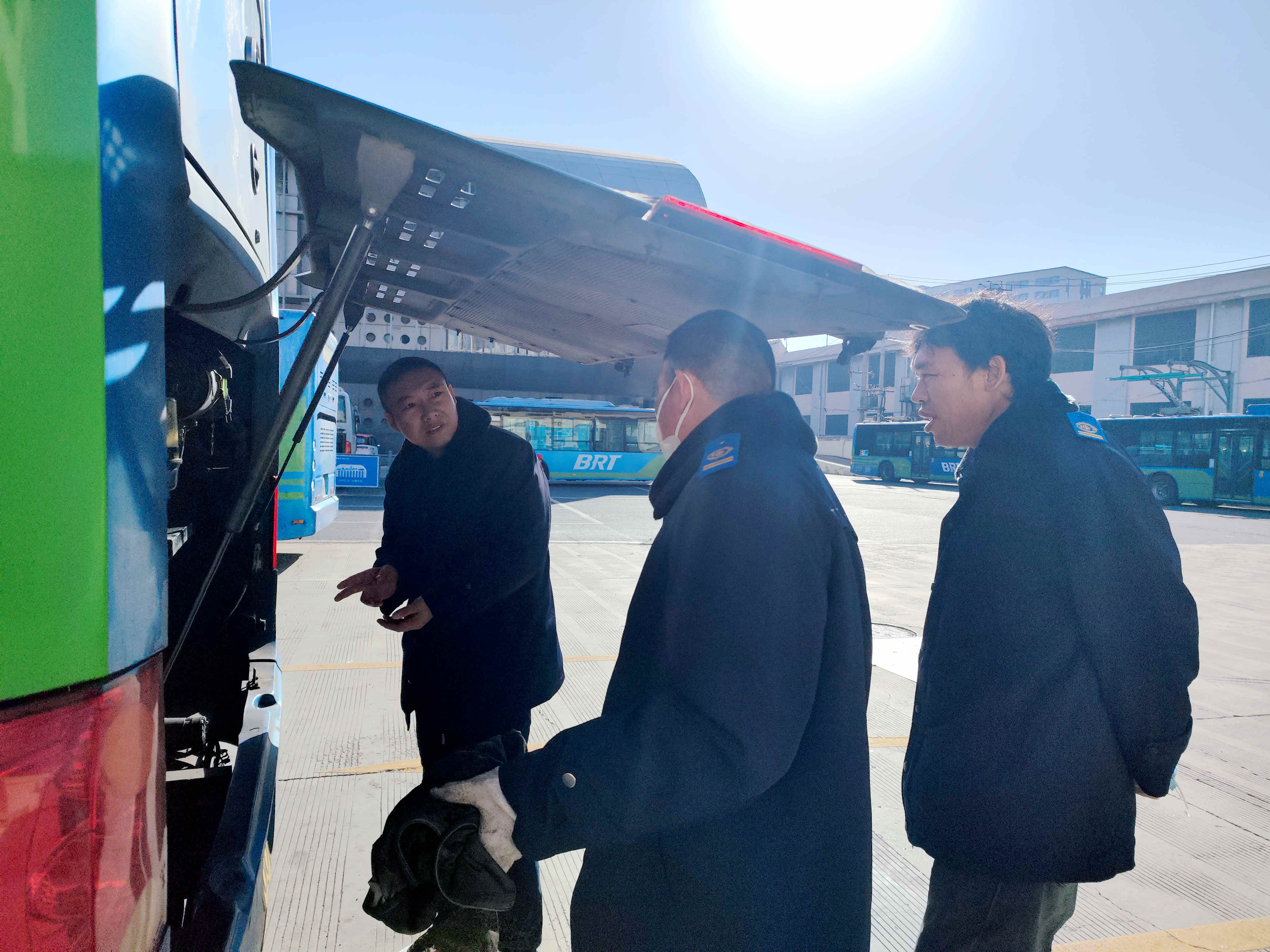 公交集團快速公交事業(yè)部開(kāi)展冬季車(chē)輛專(zhuān)項保養工作