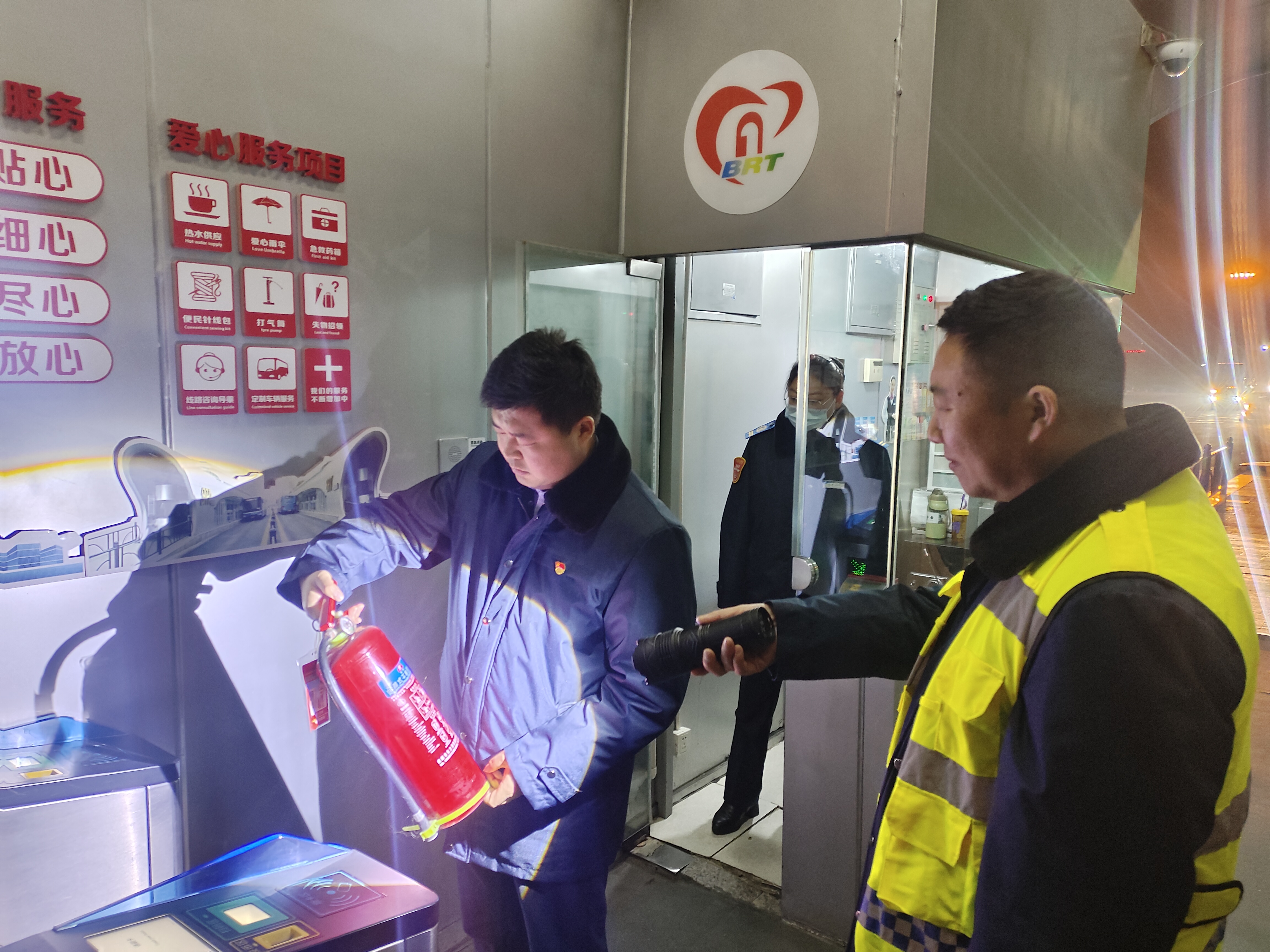 公交集團快速公交事業(yè)部組織開(kāi)展安全生產(chǎn)夜查工作