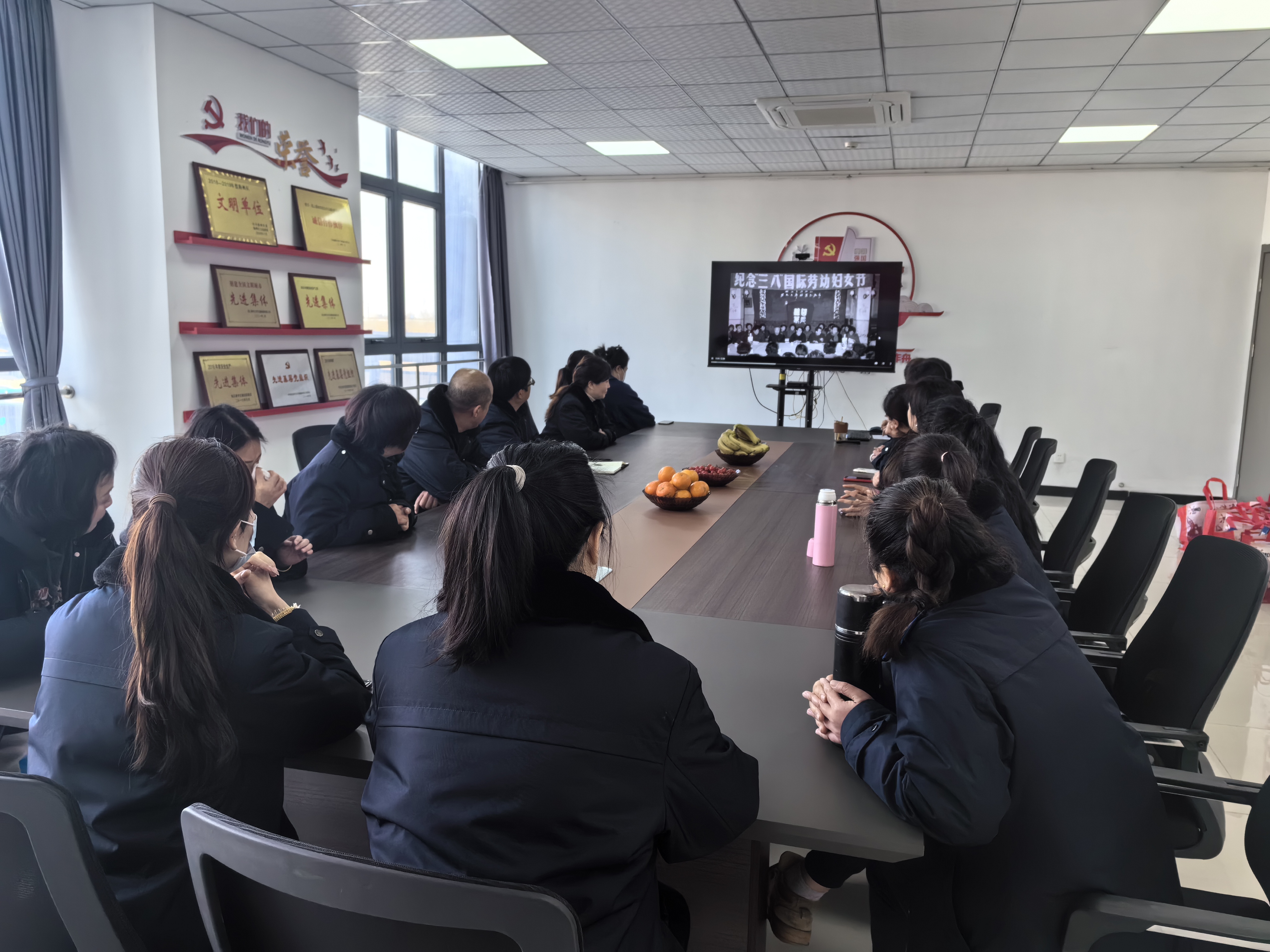 公交集團經(jīng)營(yíng)發(fā)展事業(yè)部開(kāi)展“巾幗話(huà)廉揚清風(fēng)”座談會(huì )