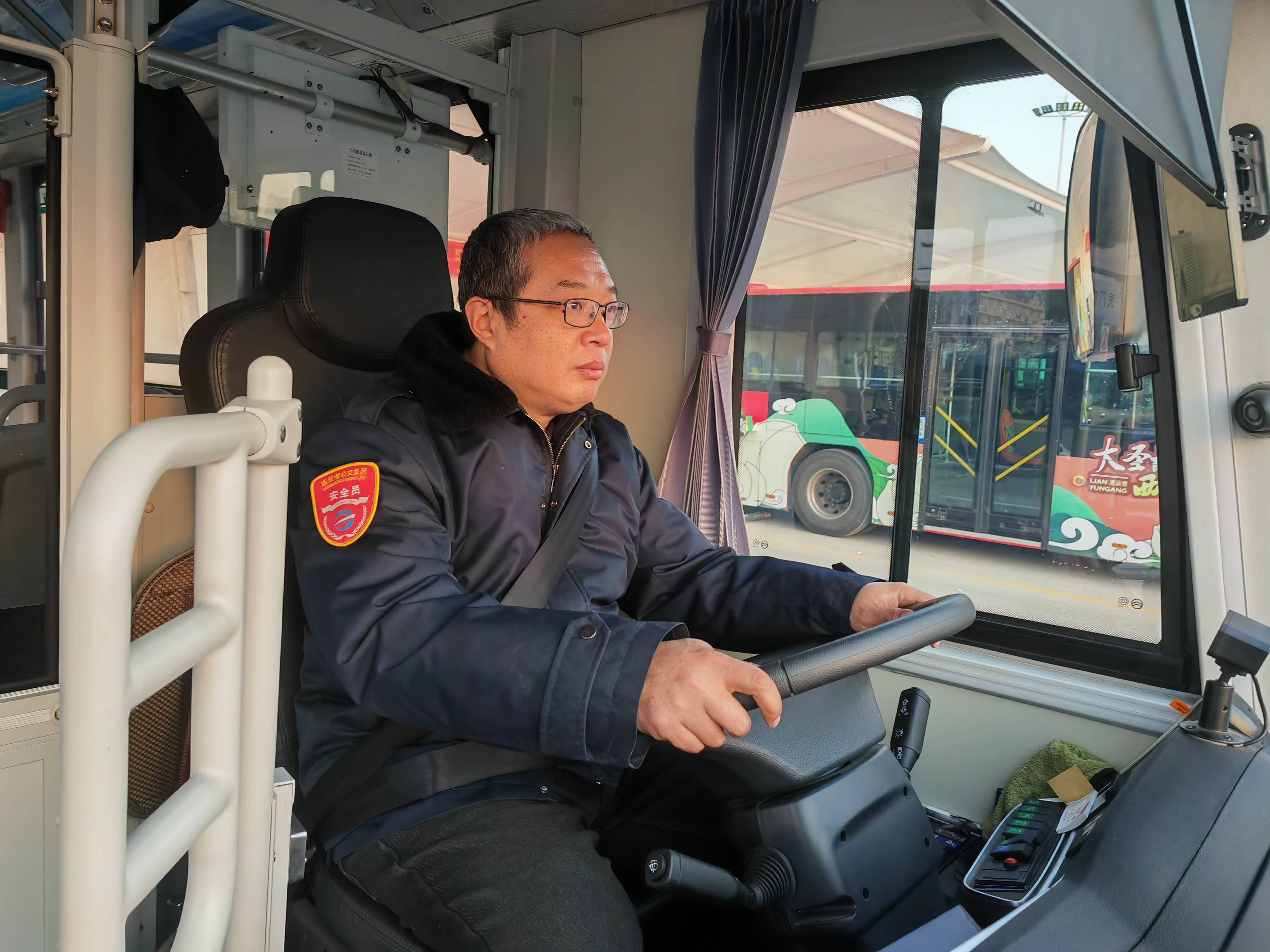 【公交正能量】19路駕駛員紀曙林拾金不昧被12345熱線(xiàn)表?yè)P