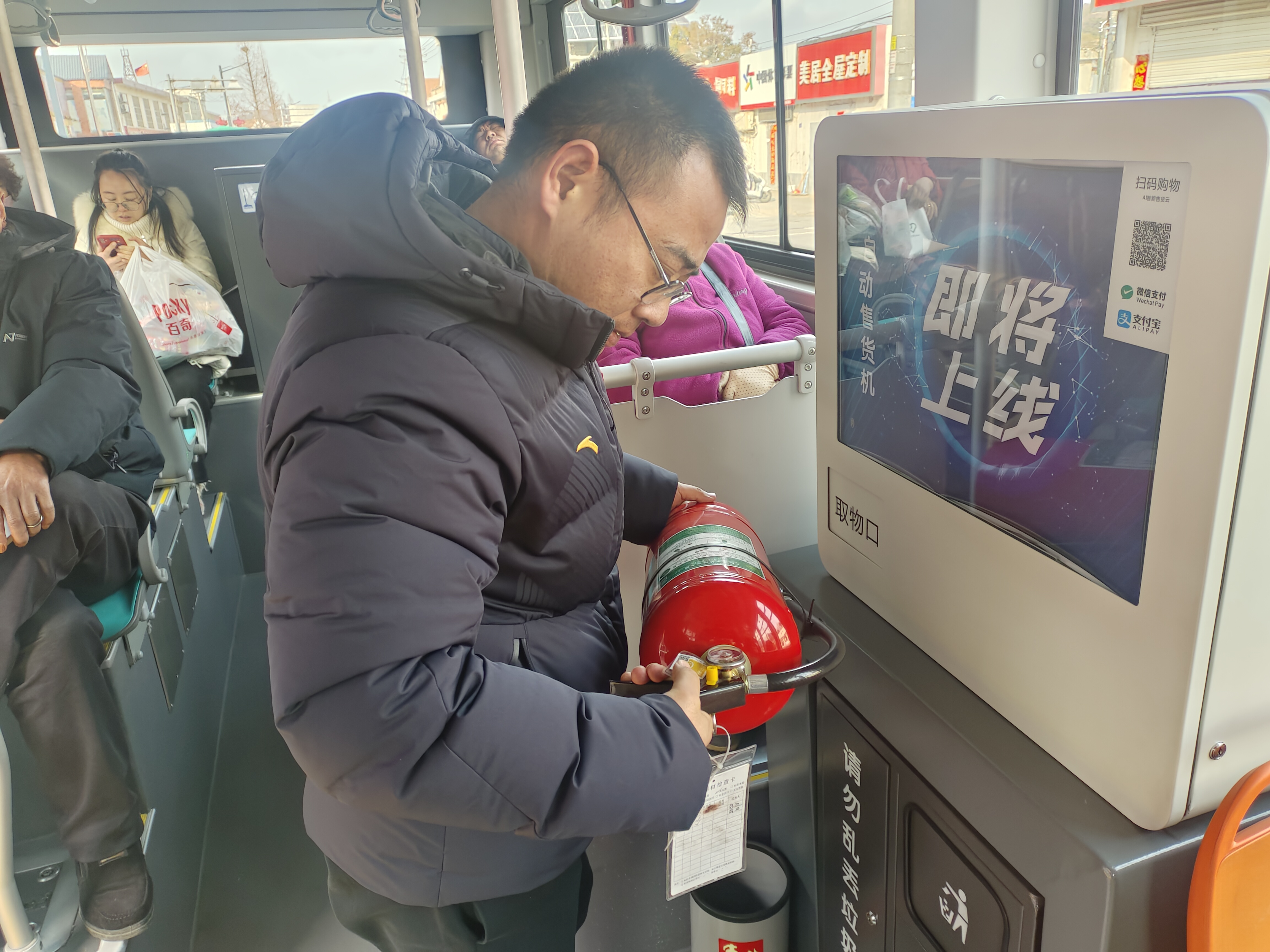 公交集團開(kāi)展車(chē)輛安全設備專(zhuān)項檢查工作