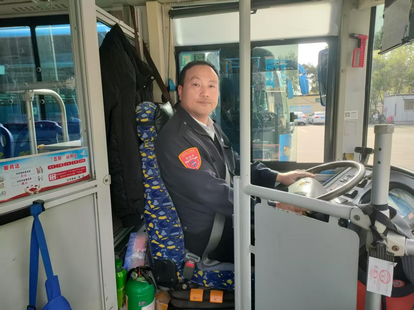 公交60路駕駛員朱小亮暖心服務(wù)獲九旬老人點(diǎn)贊