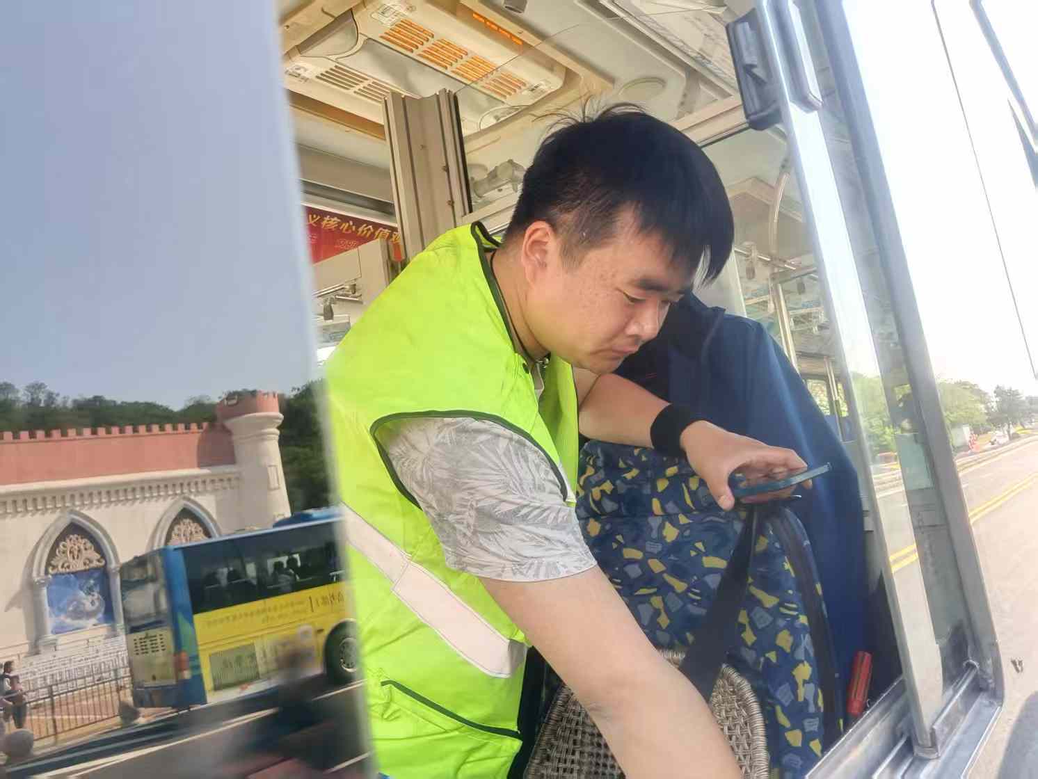 公交汽服公司全員出動(dòng) 護航景區公交無(wú)憂(yōu)出行