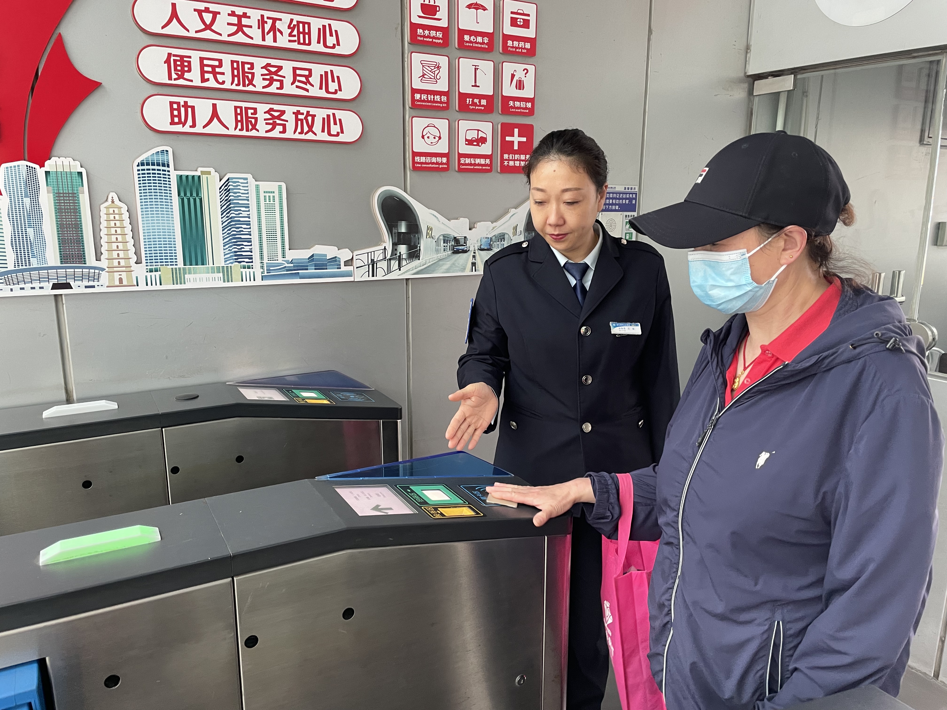 耐心陪伴，助迷路老人回家