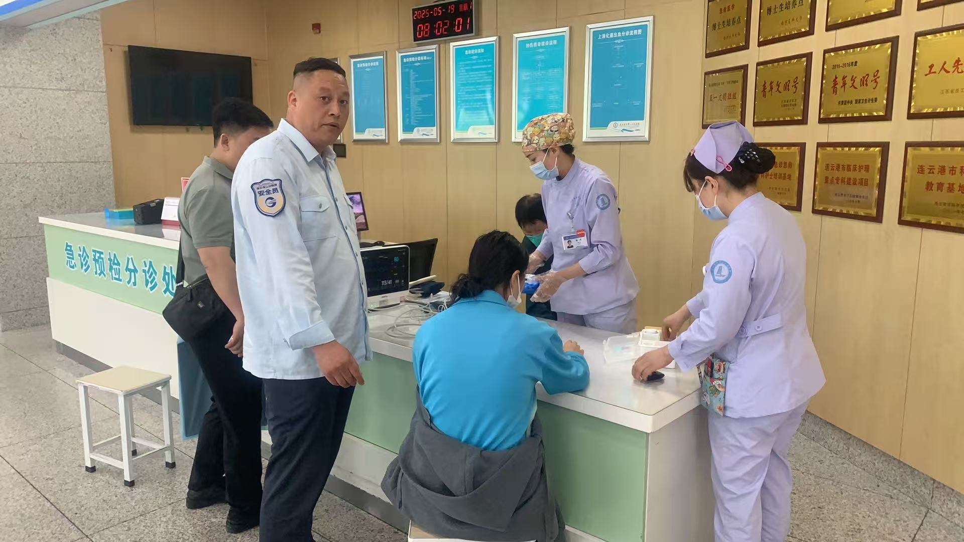 學(xué)生突發(fā)暈厥，公交集團快速公交公司B12線(xiàn) 駕駛員王海平緊急救助