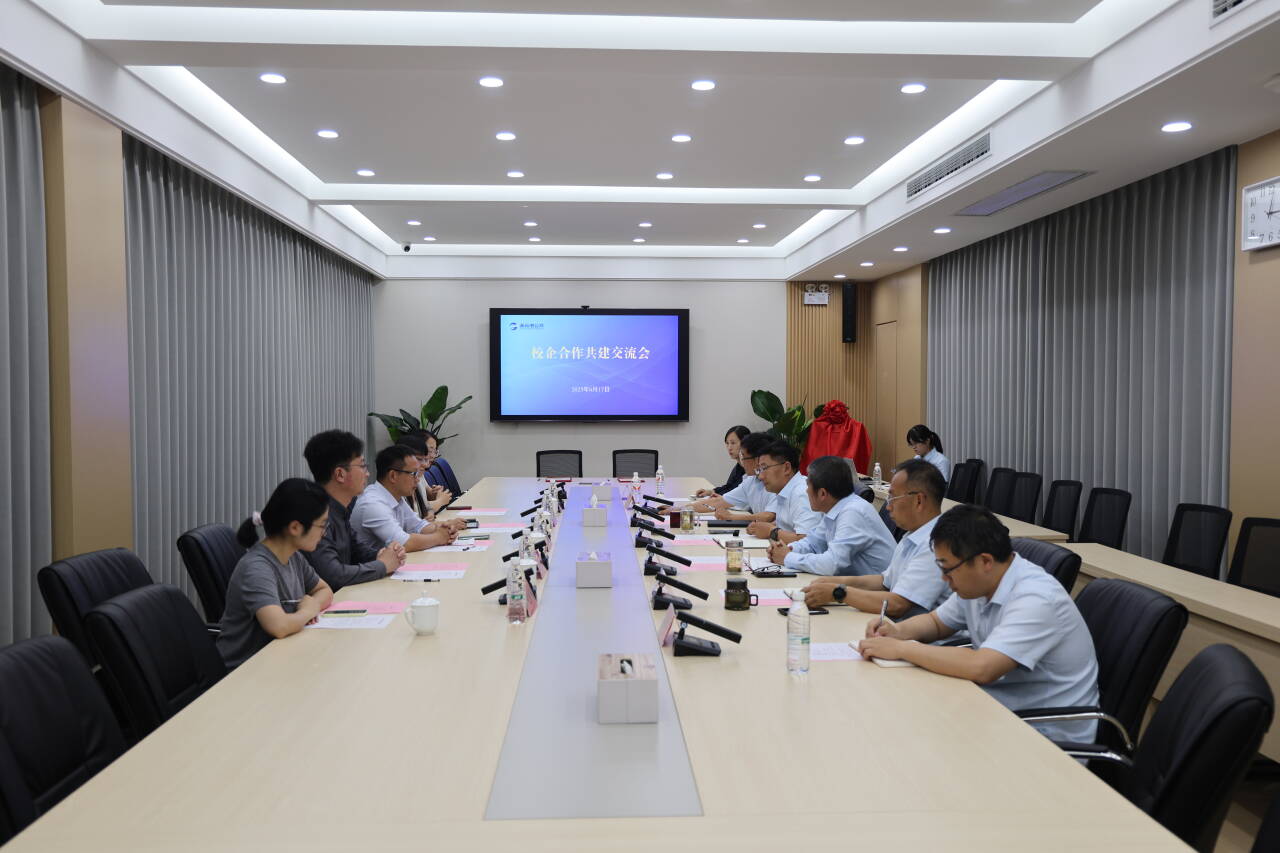 校企合作共建 共繪發(fā)展新篇 ——連云港公交集團與南京醫科大學(xué)康達學(xué)院舉行校企合作共建交流會(huì )